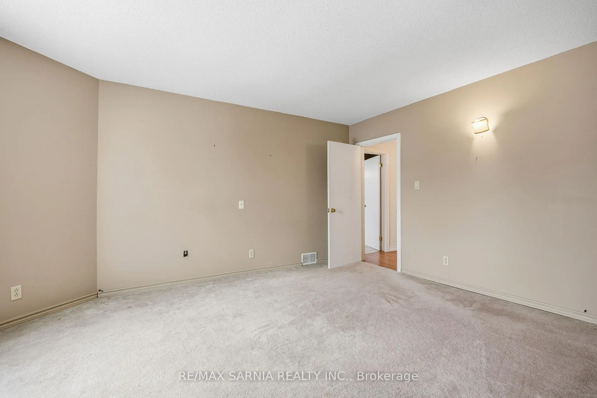Photo 33 of 216 Vidal Street S, Sarnia — HOMEH