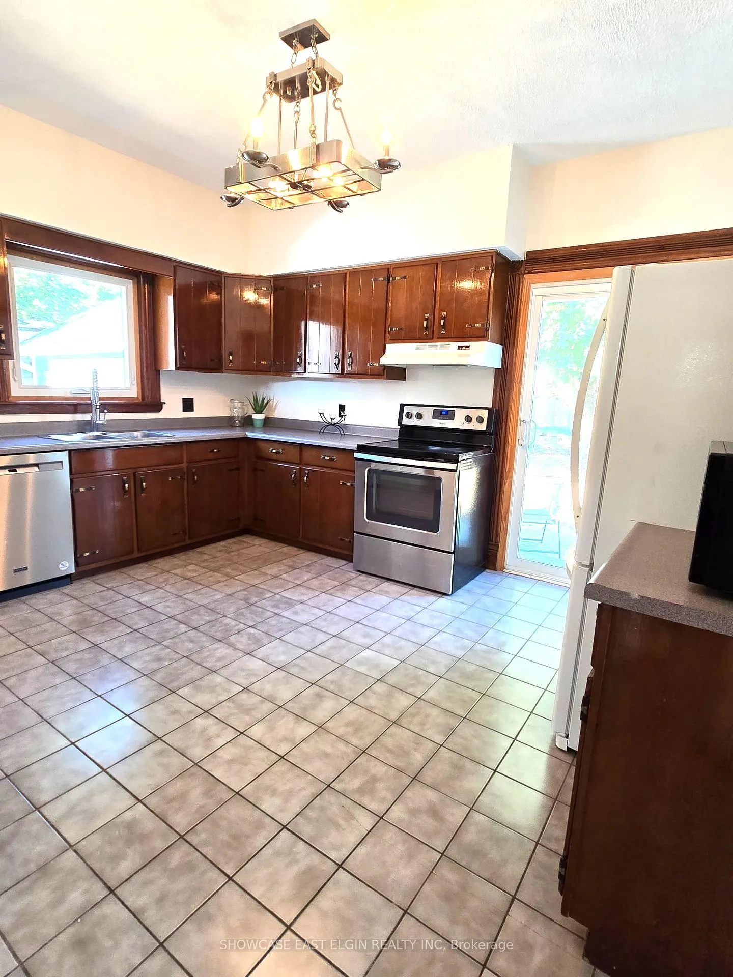 Photo 10 of 45 Pine Street E, Aylmer — HOMEH