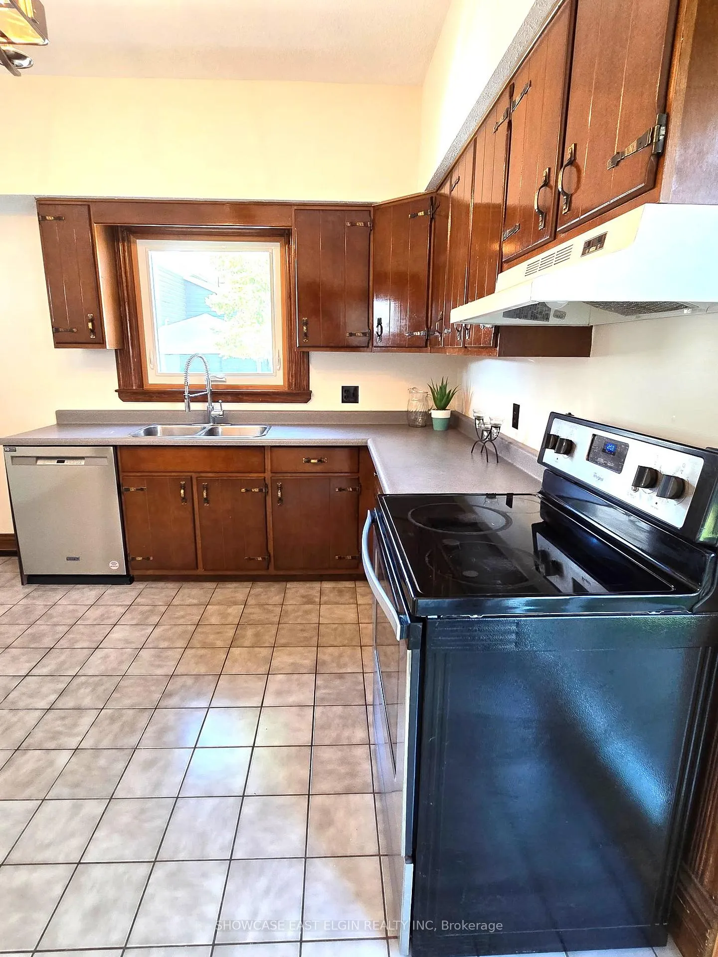 Photo 11 of 45 Pine Street E, Aylmer — HOMEH