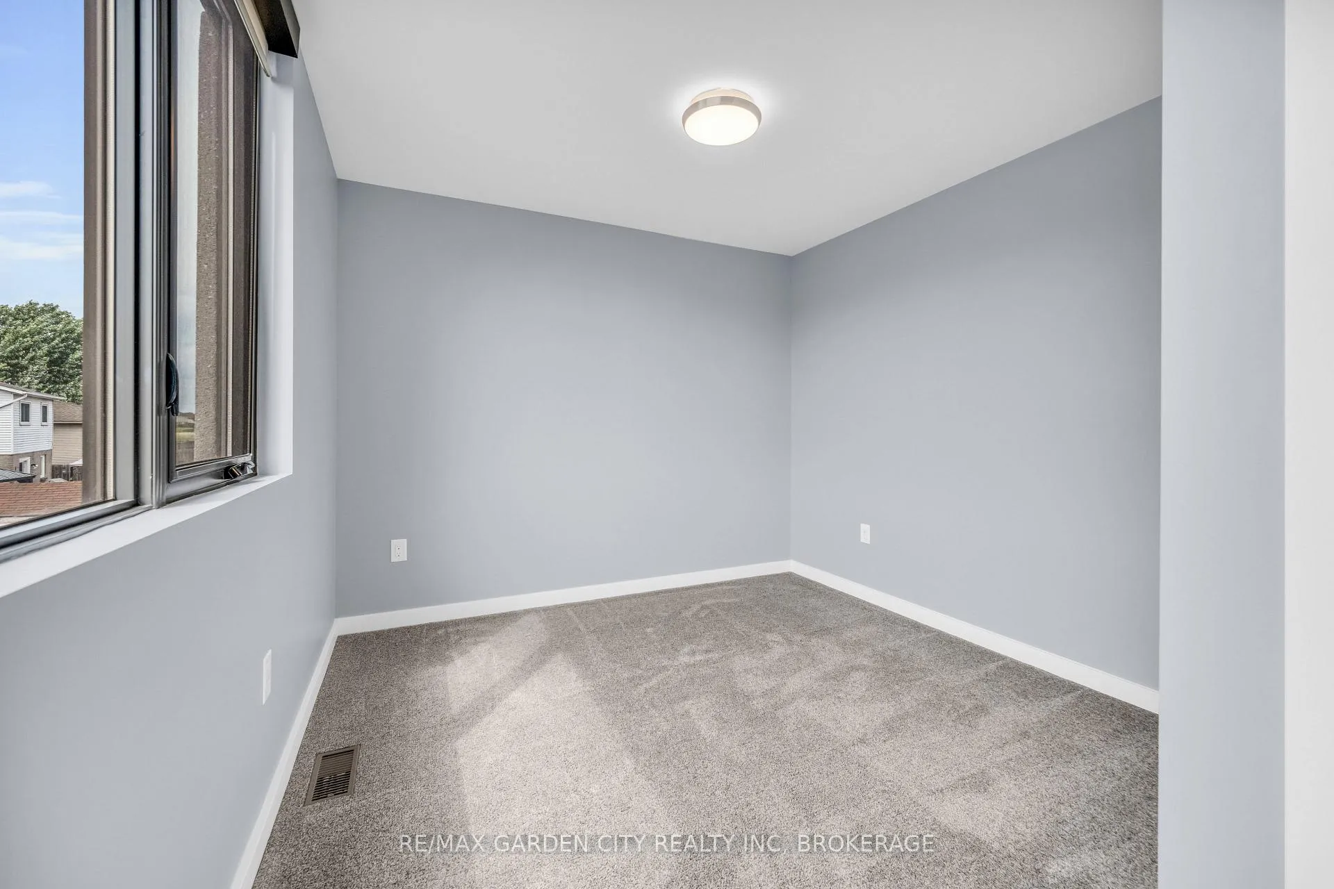 Photo 30 of 12 1/2 Beamer Court, Thorold, Confederation Heights — HOMEH