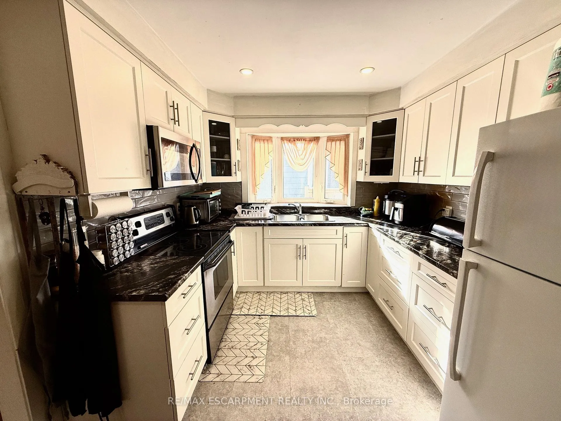 Photo 2 of 17 Lyons Avenue, Welland, Lincoln/Crowland — HOMEH