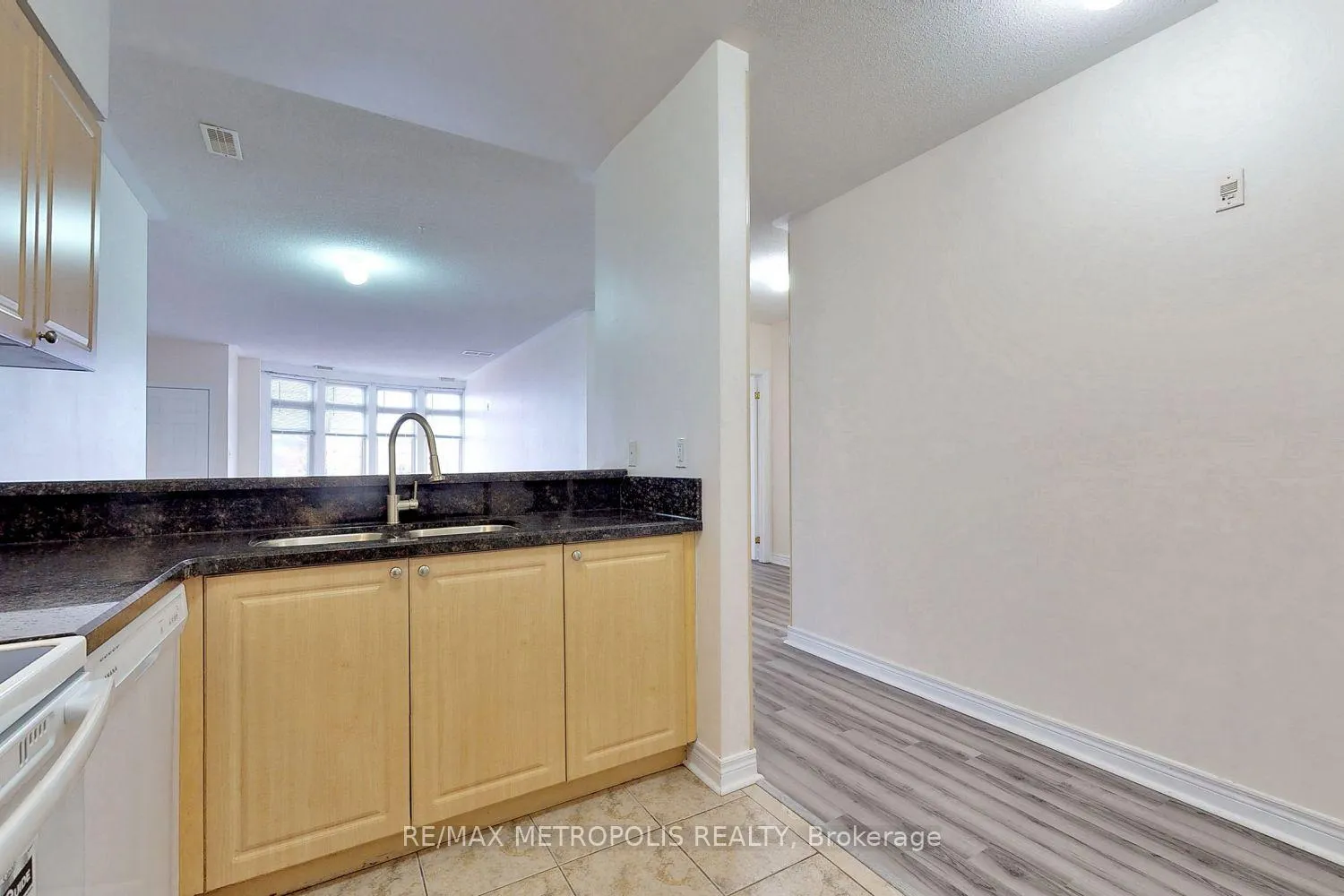 Photo 5 of Unit 107, 7340 Markham Road, Markham, Middlefield — HOMEH