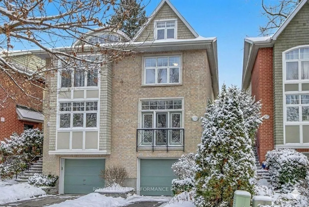 Front of 318 Iona Street