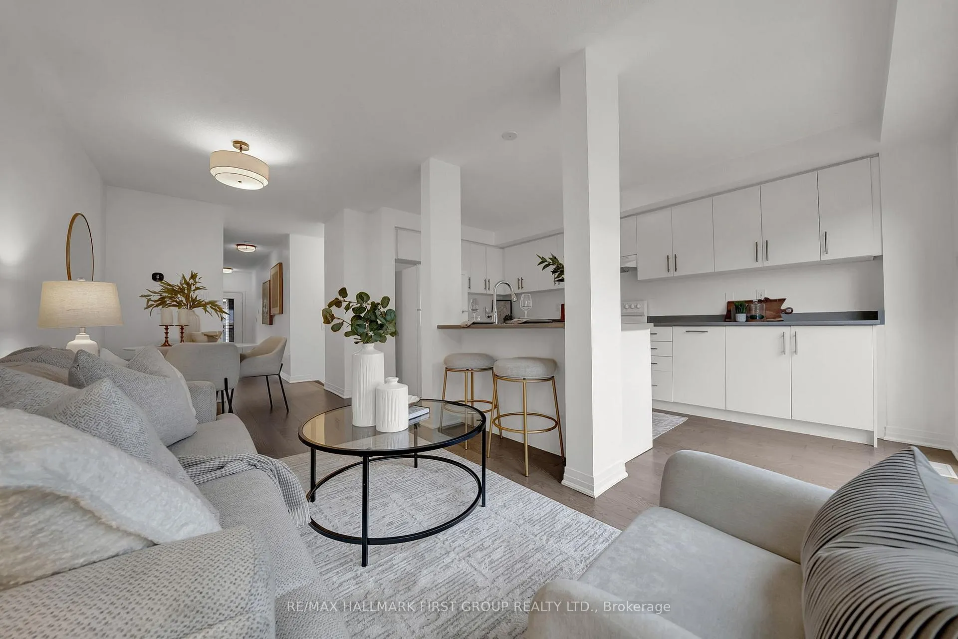 Photo 2 of 40 Caspian Square, Clarington, Bowmanville — HOMEH