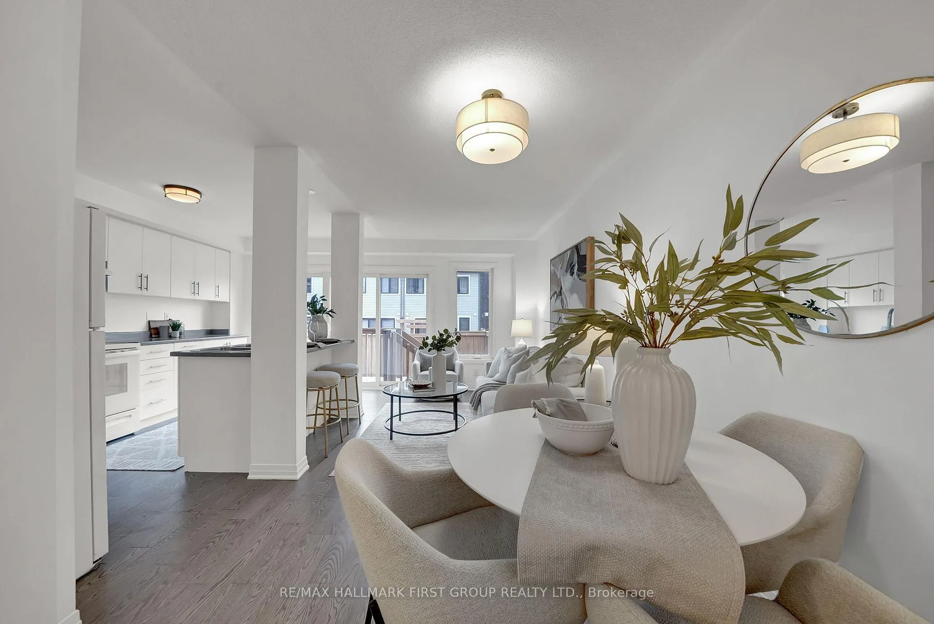 Photo 3 of 40 Caspian Square, Clarington, Bowmanville — HOMEH
