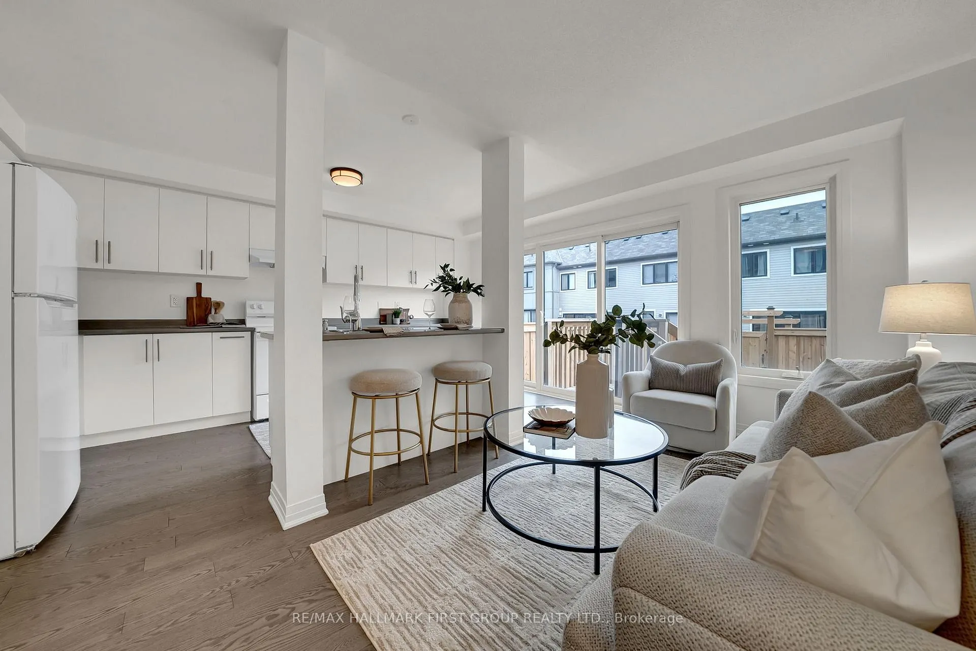 Photo 6 of 40 Caspian Square, Clarington, Bowmanville — HOMEH