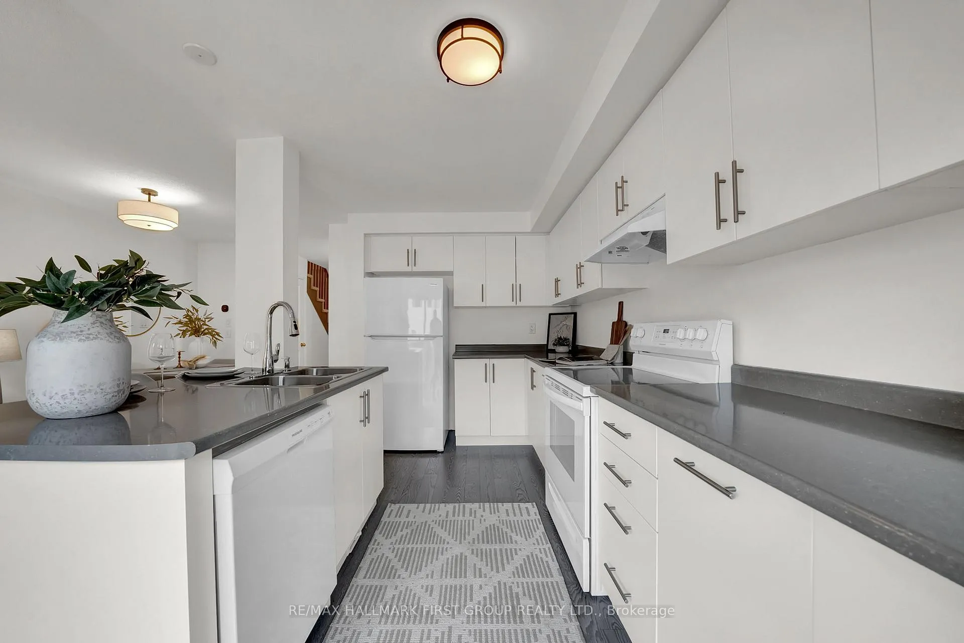 Photo 9 of 40 Caspian Square, Clarington, Bowmanville — HOMEH