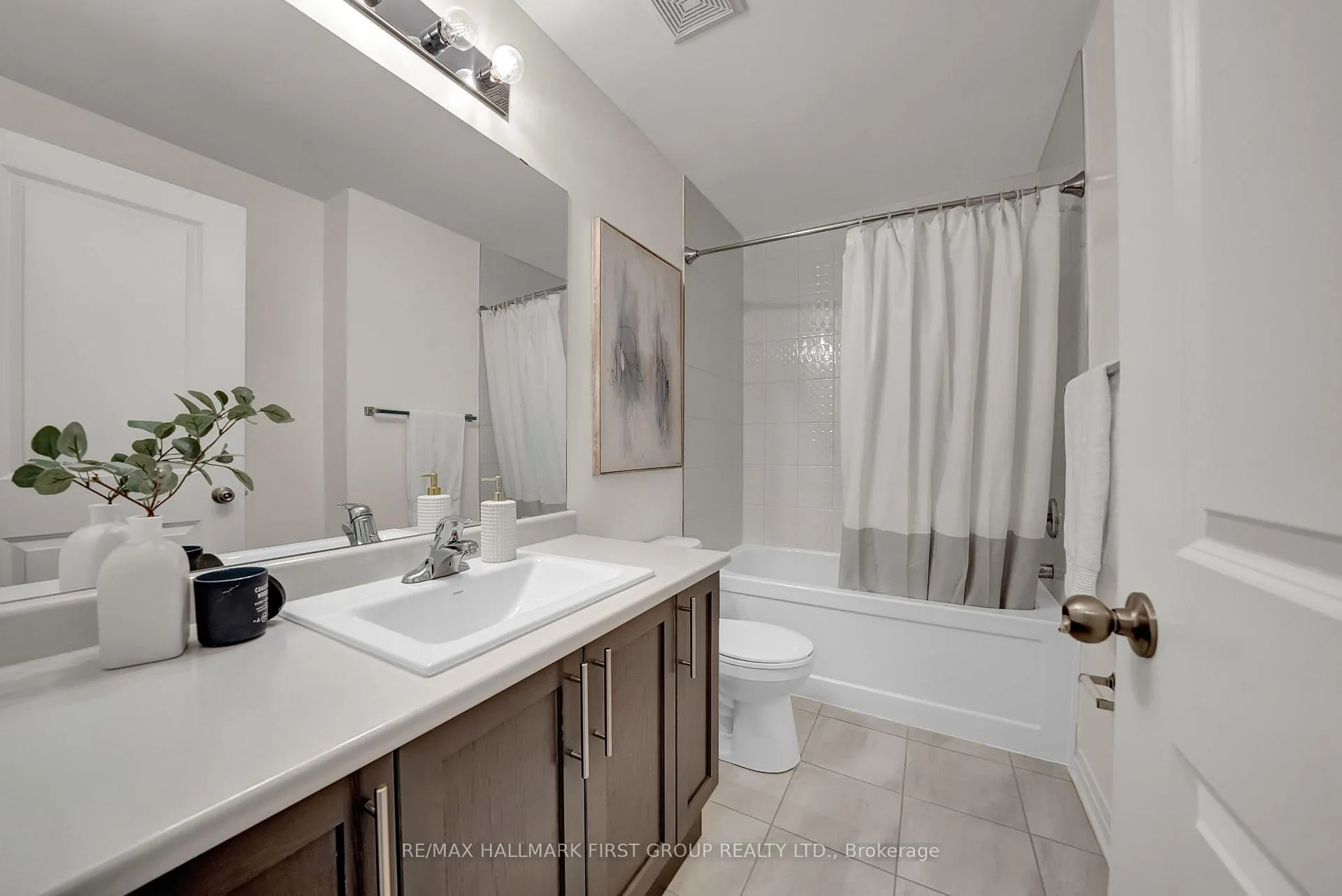 Photo 15 of 40 Caspian Square, Clarington, Bowmanville — HOMEH