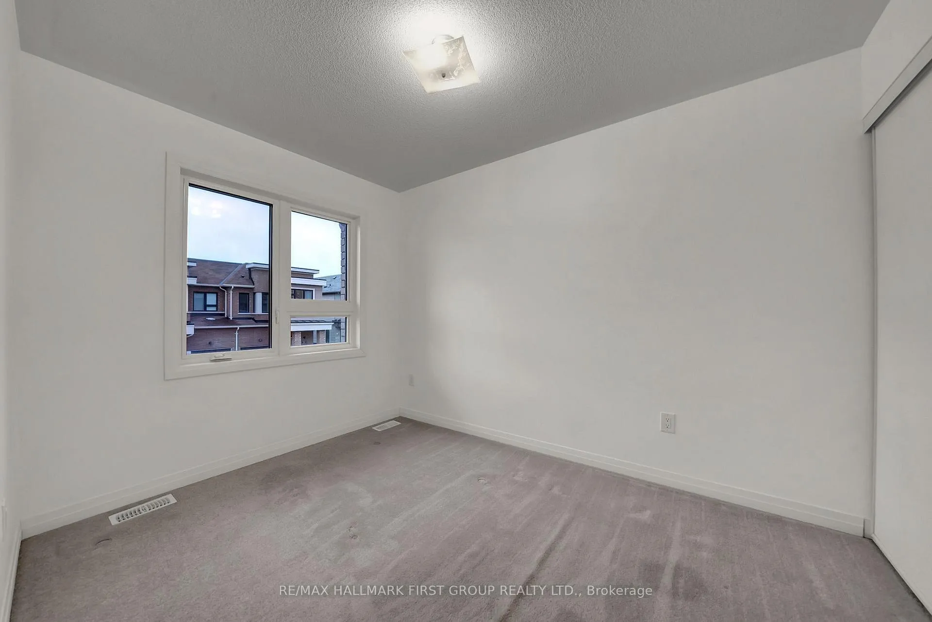 Photo 17 of 40 Caspian Square, Clarington, Bowmanville — HOMEH