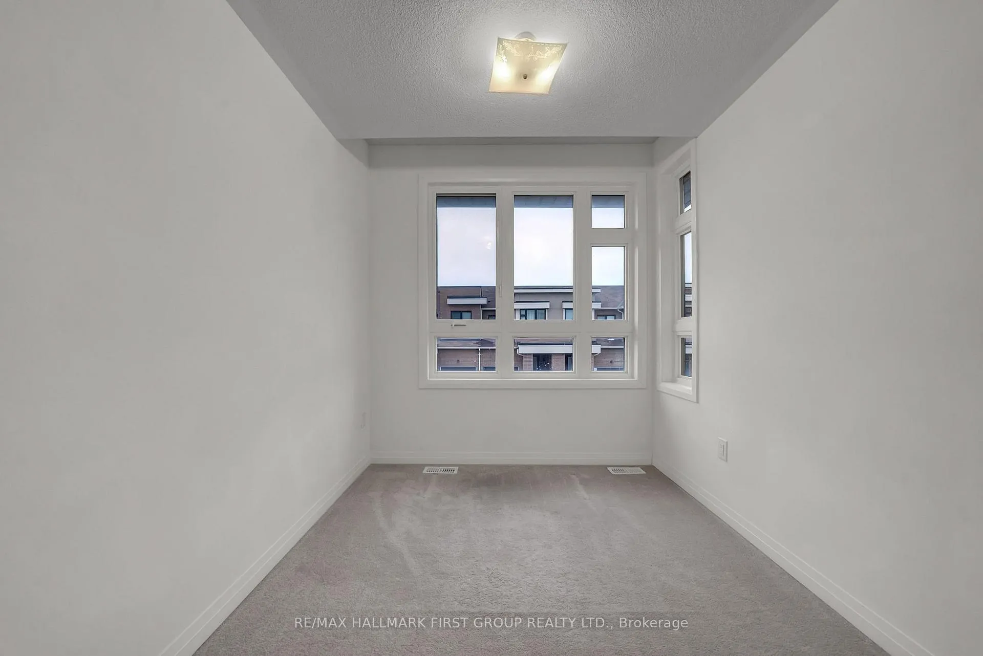 Photo 19 of 40 Caspian Square, Clarington, Bowmanville — HOMEH