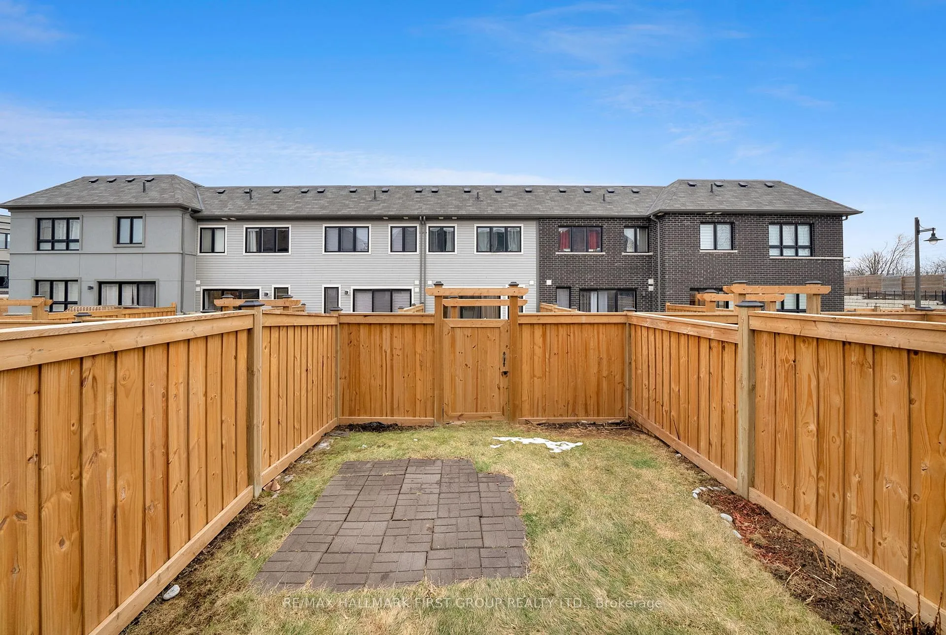Photo 20 of 40 Caspian Square, Clarington, Bowmanville — HOMEH