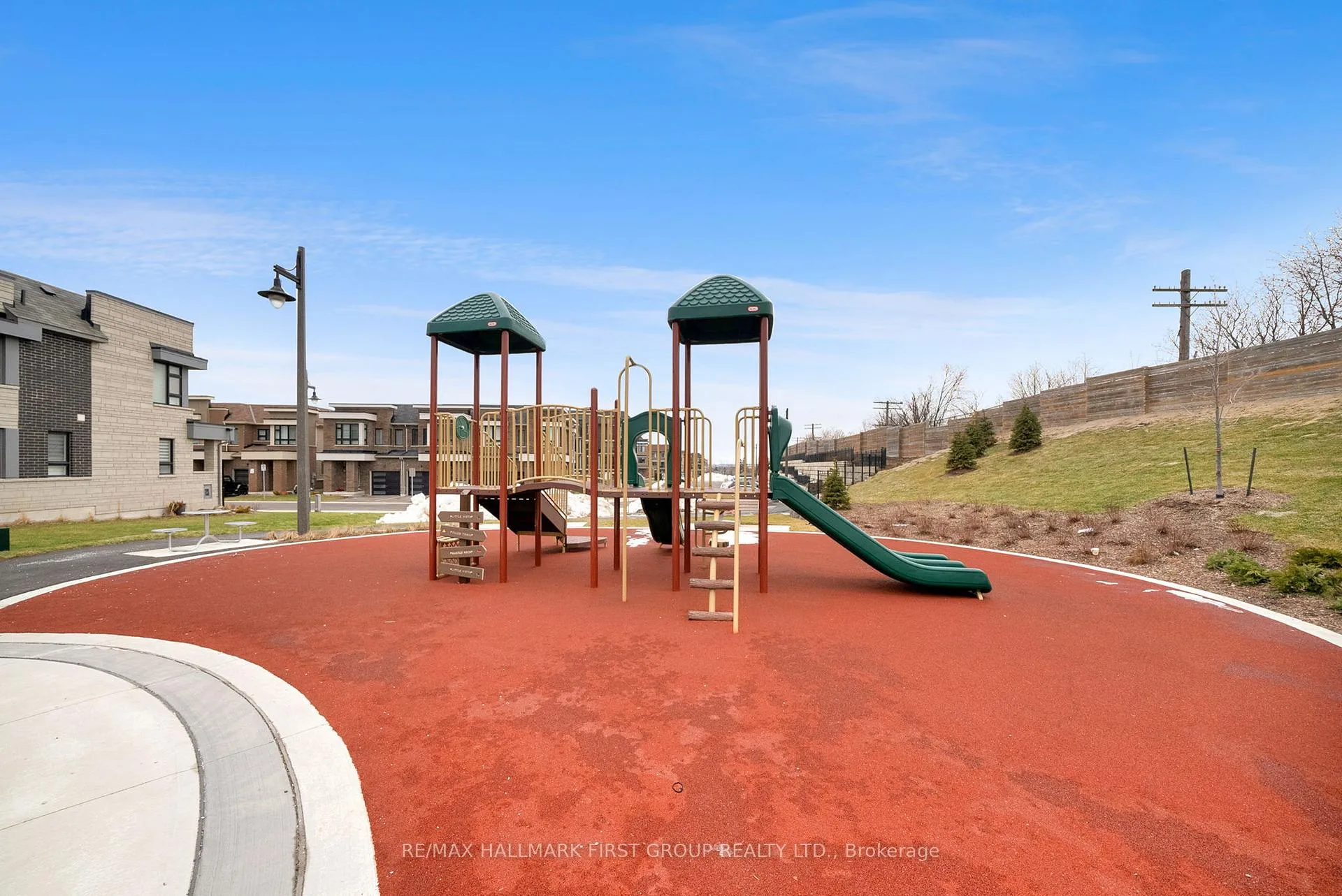 Photo 24 of 40 Caspian Square, Clarington, Bowmanville — HOMEH