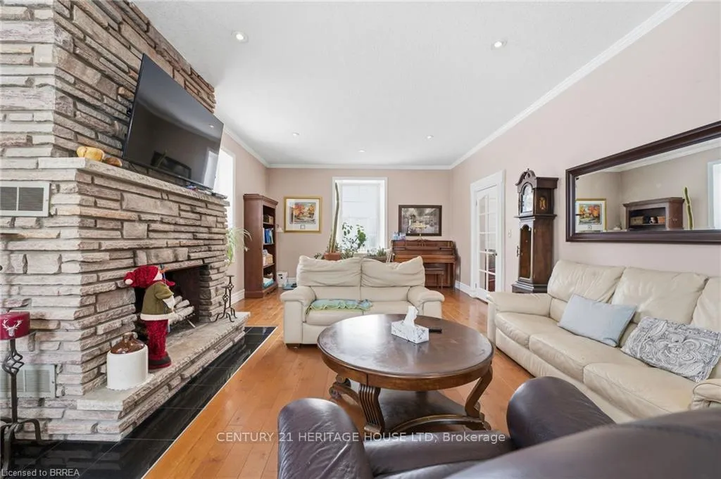 Photo 6 of 899 Keg Lane, Brant, Paris — HOMEH