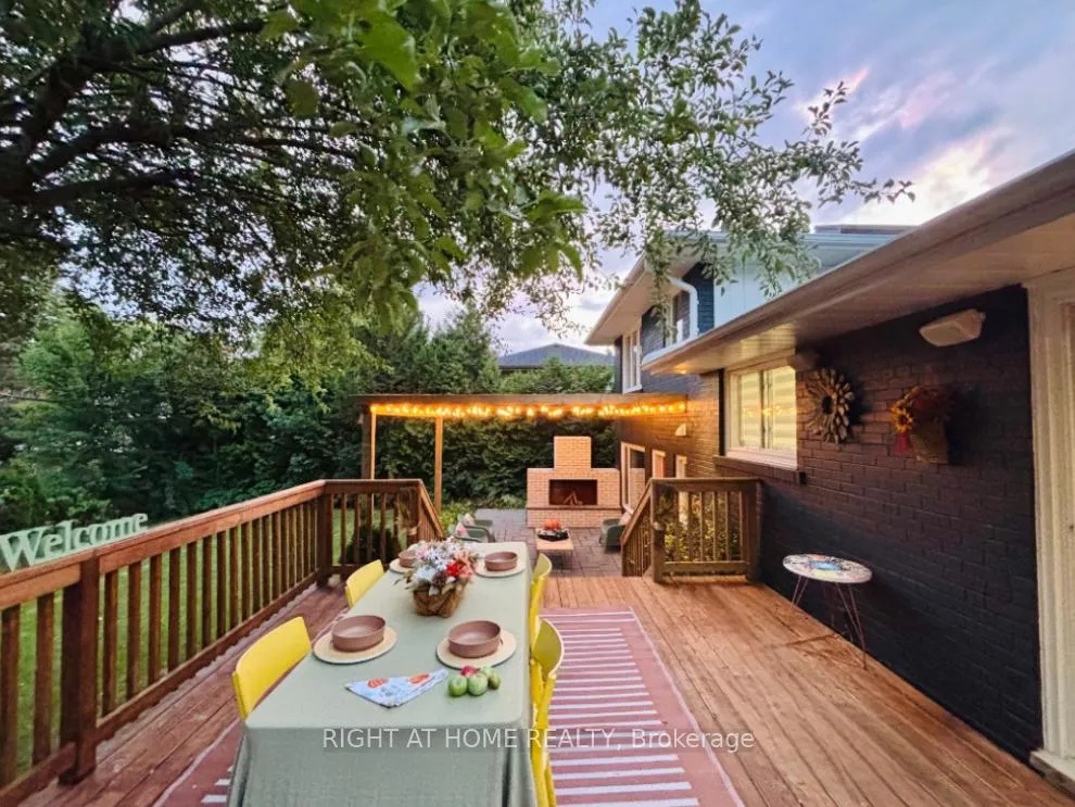 Photo 2 of 23 Drury Lane, Etobicoke, Humber Heights — HOMEH