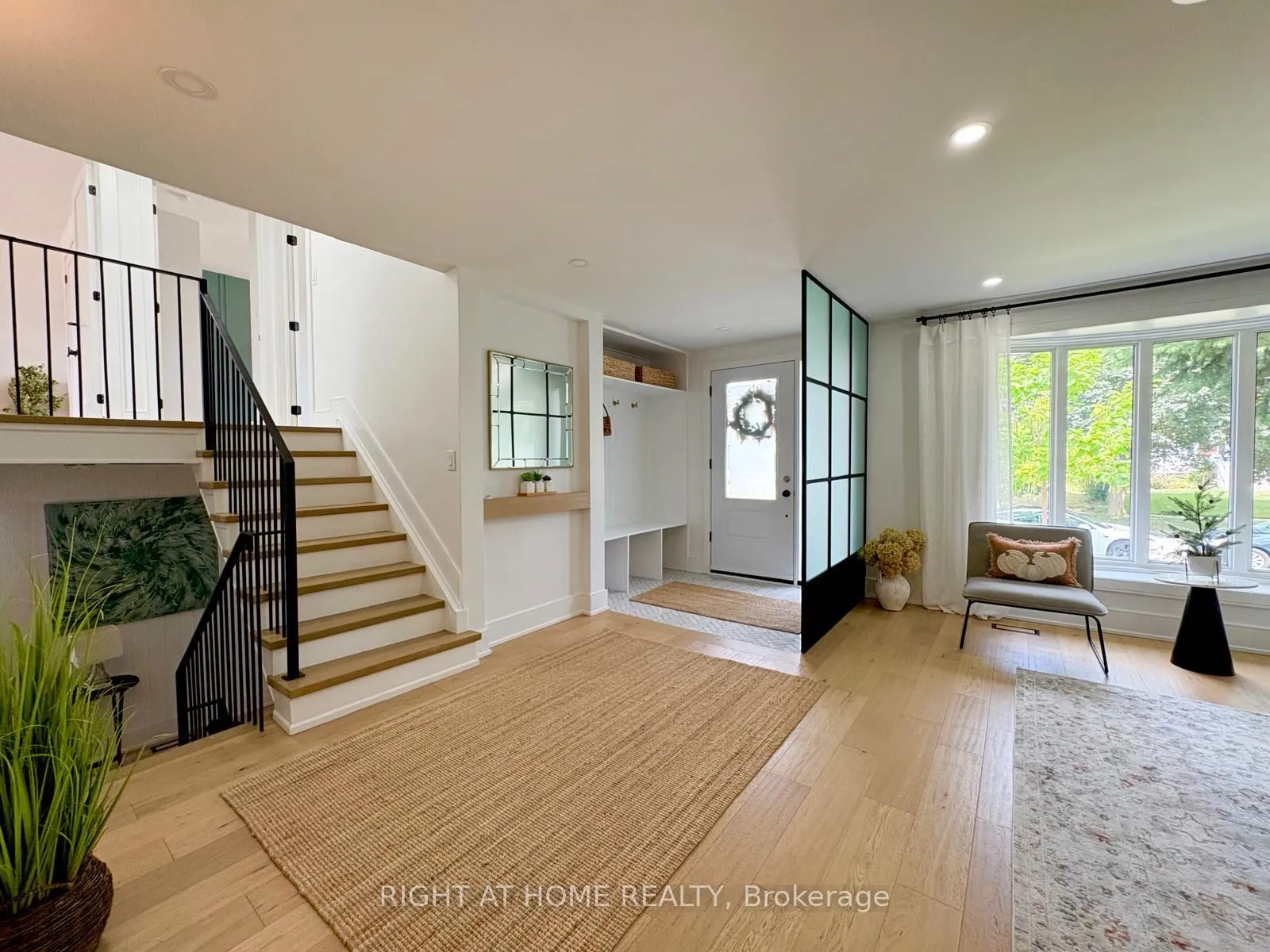 Photo 4 of 23 Drury Lane, Etobicoke, Humber Heights — HOMEH