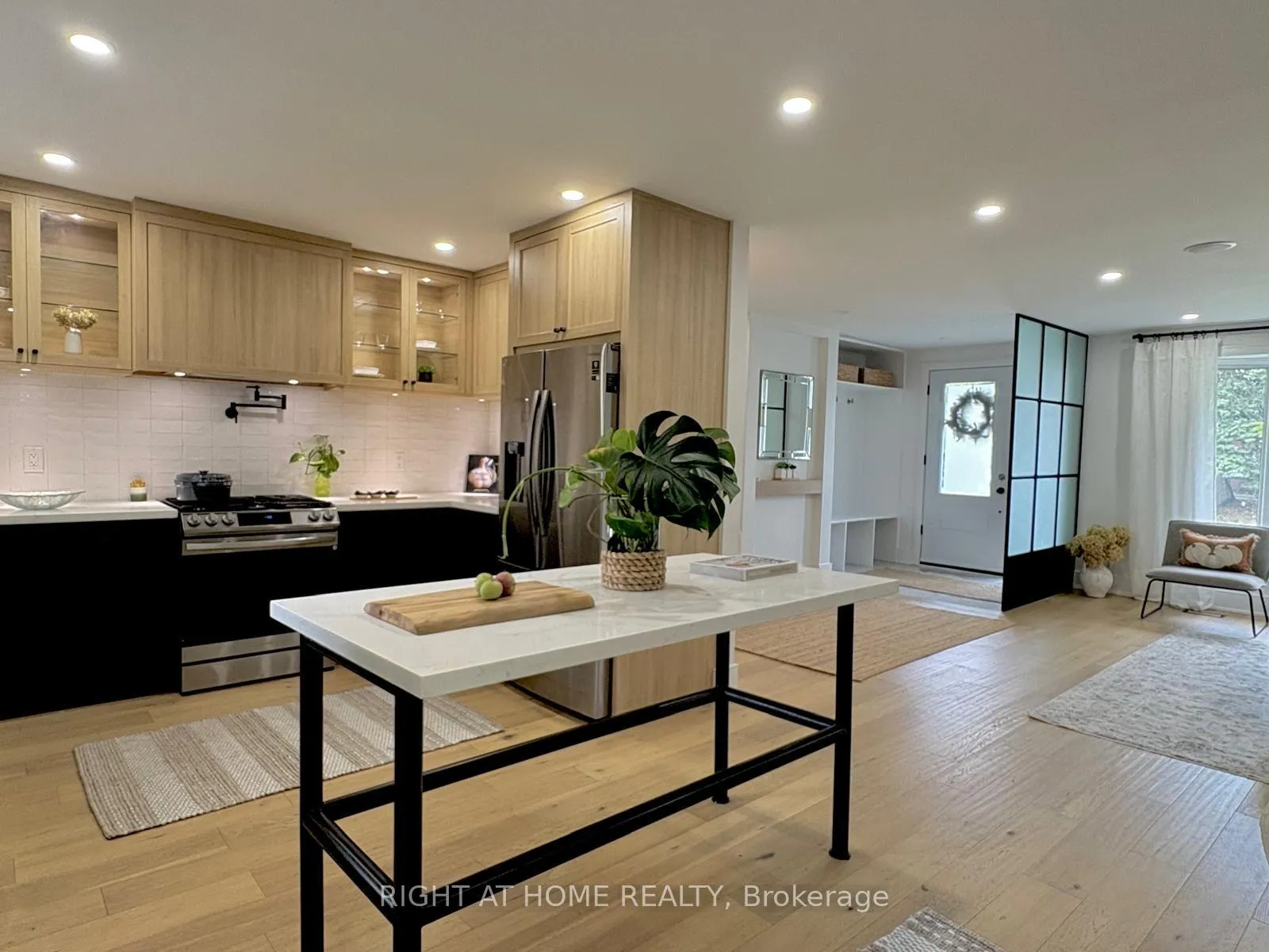 Photo 5 of 23 Drury Lane, Etobicoke, Humber Heights — HOMEH