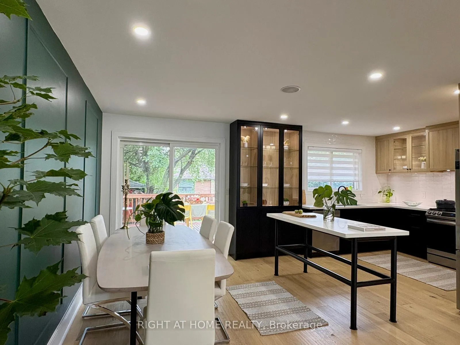 Photo 6 of 23 Drury Lane, Etobicoke, Humber Heights — HOMEH