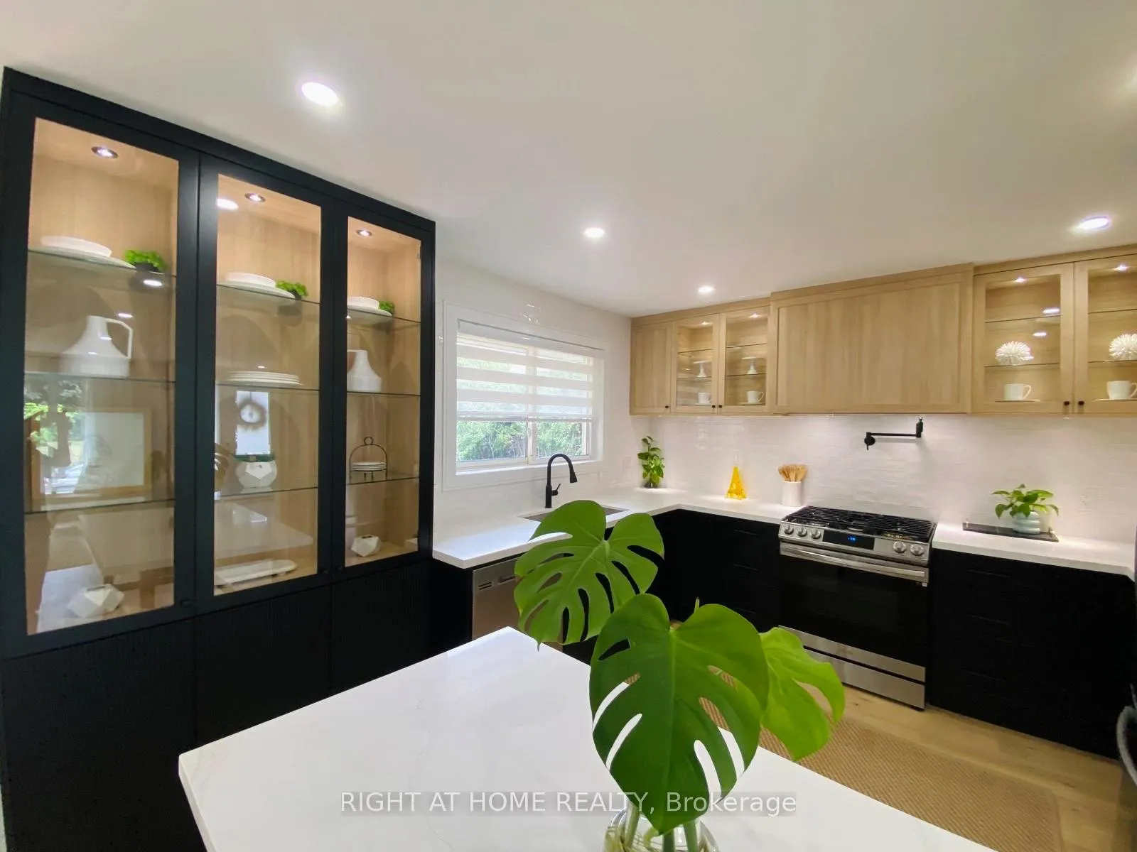 Photo 8 of 23 Drury Lane, Etobicoke, Humber Heights — HOMEH