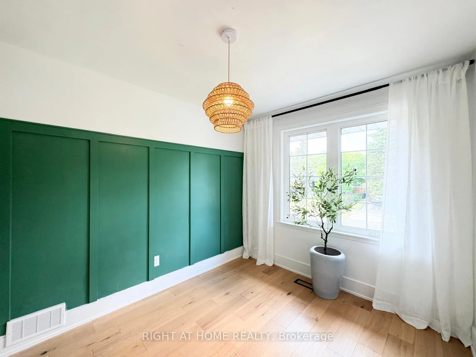 Photo 10 of 23 Drury Lane, Etobicoke, Humber Heights — HOMEH