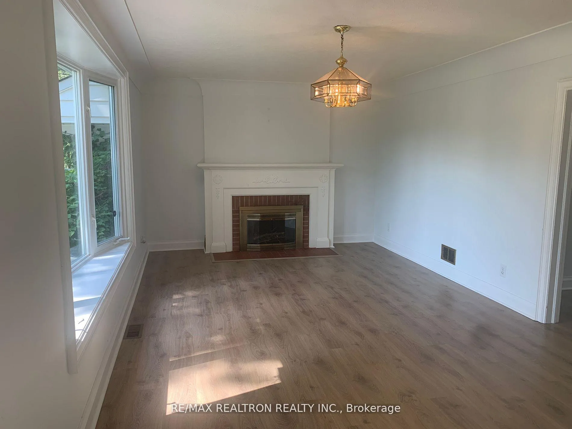 Photo 4 of 167 Lloyminn Avenue E, Hamilton, Ancaster — HOMEH