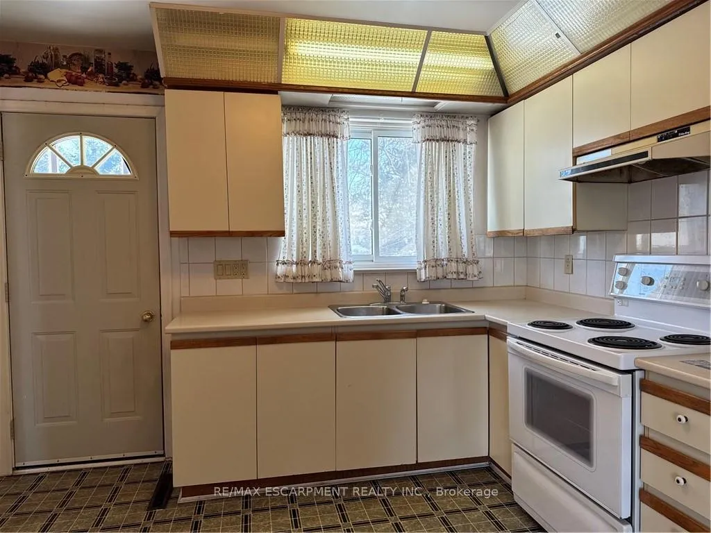Photo 10 of 176 Laurier Avenue, Hamilton, Buchanan — HOMEH