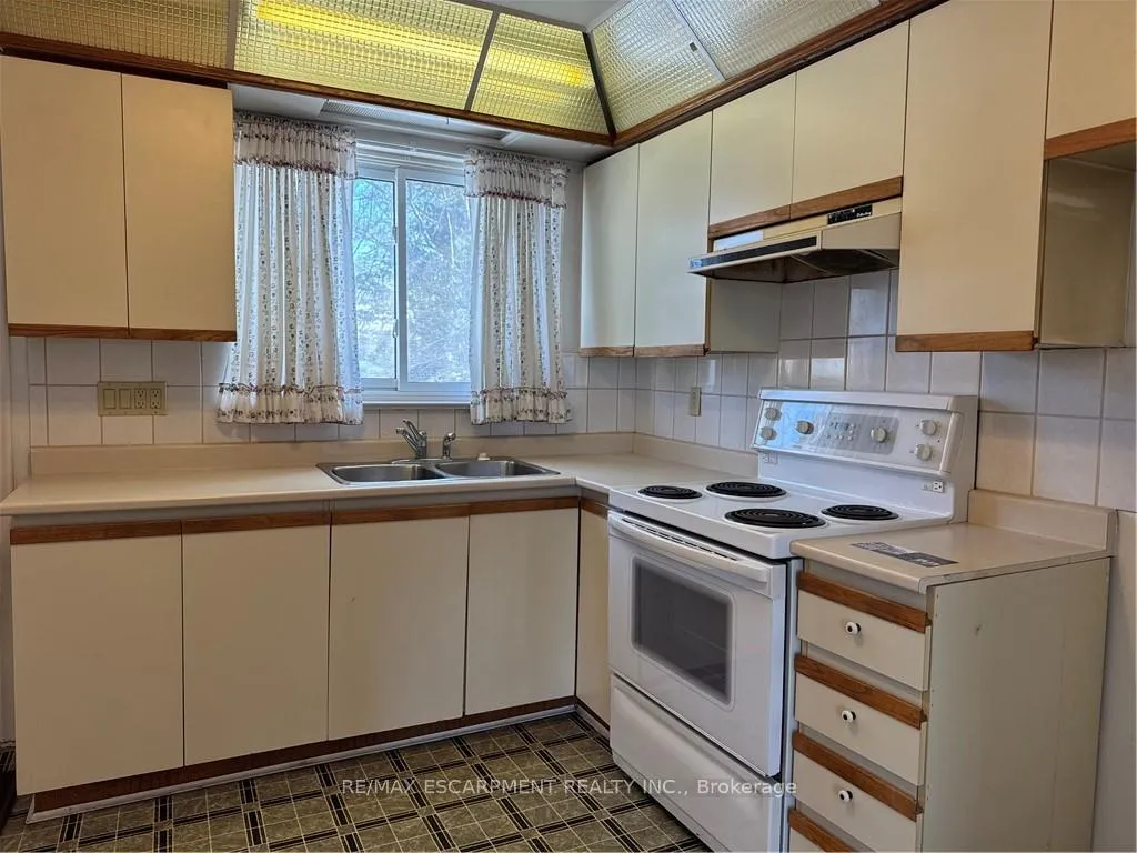 Photo 11 of 176 Laurier Avenue, Hamilton, Buchanan — HOMEH