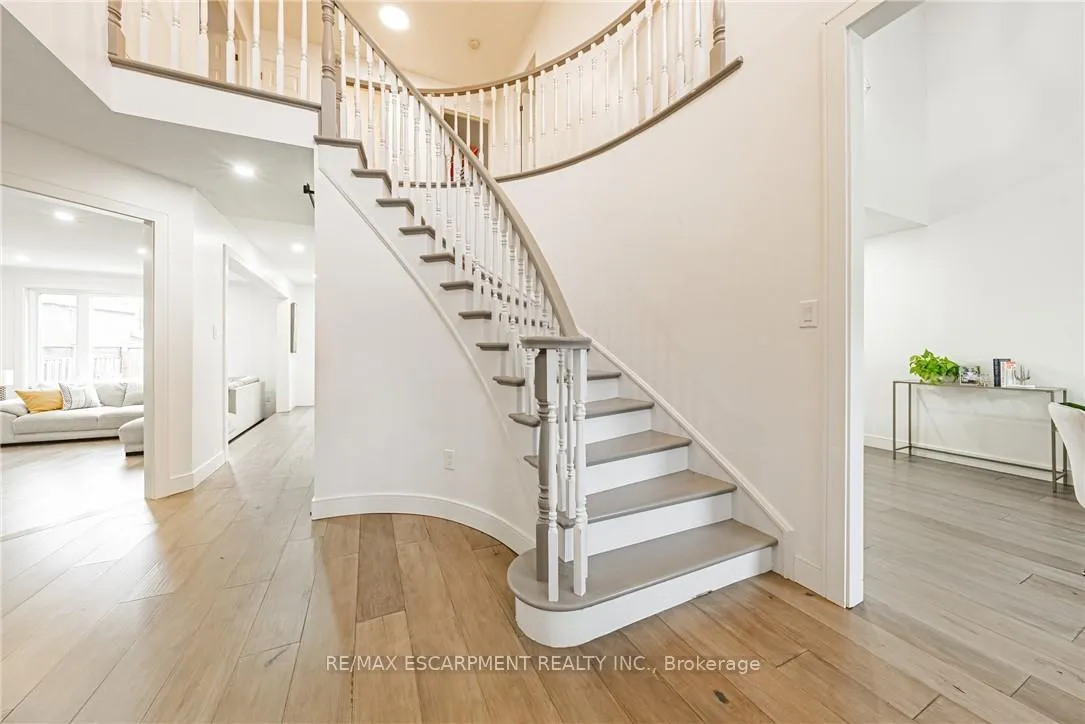 Photo 5 of 6 Windmill Place, Hamilton, Dundas — HOMEH