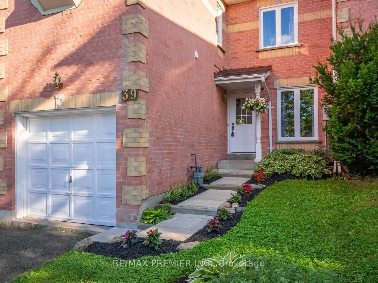 Photo 3 of 39 Ross Linton Drive, Aurora, Aurora Highlands — HOMEH
