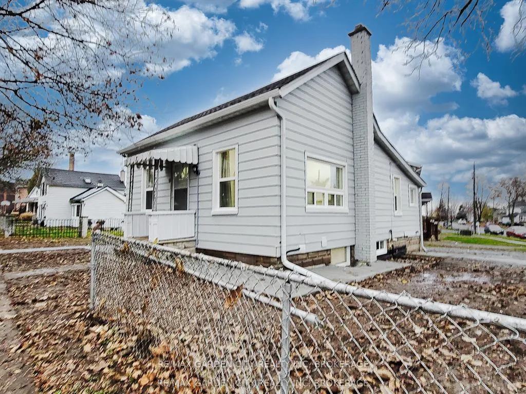 Photo 2 of Unit UPPER, 7 Maplecrest Avenue, St. Catharines, Burleigh Hill — HOMEH