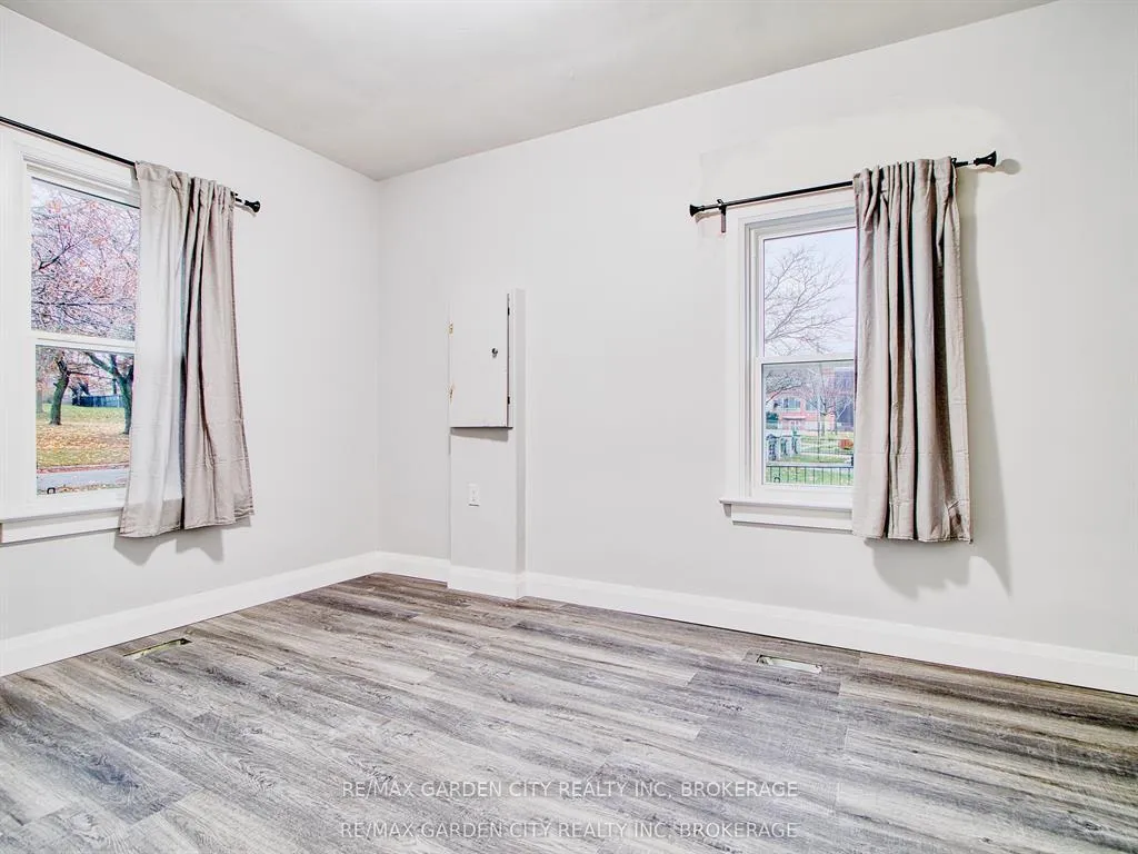 Photo 10 of Unit UPPER, 7 Maplecrest Avenue, St. Catharines, Burleigh Hill — HOMEH