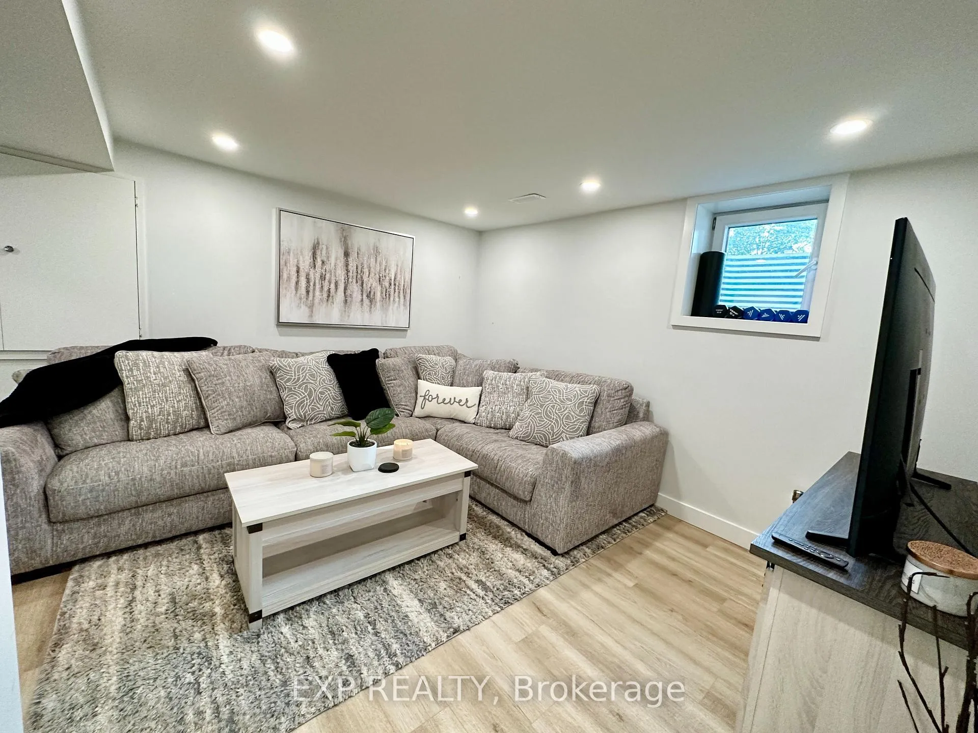 Photo 20 of 44 Sherry Lane, Ottawa, Manordale — HOMEH