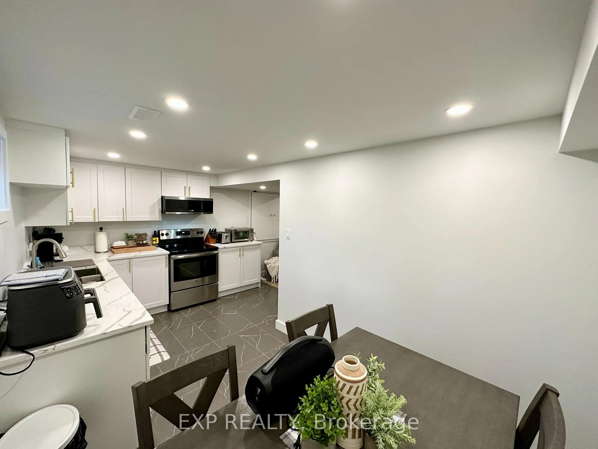 Photo 25 of 44 Sherry Lane, Ottawa, Manordale — HOMEH