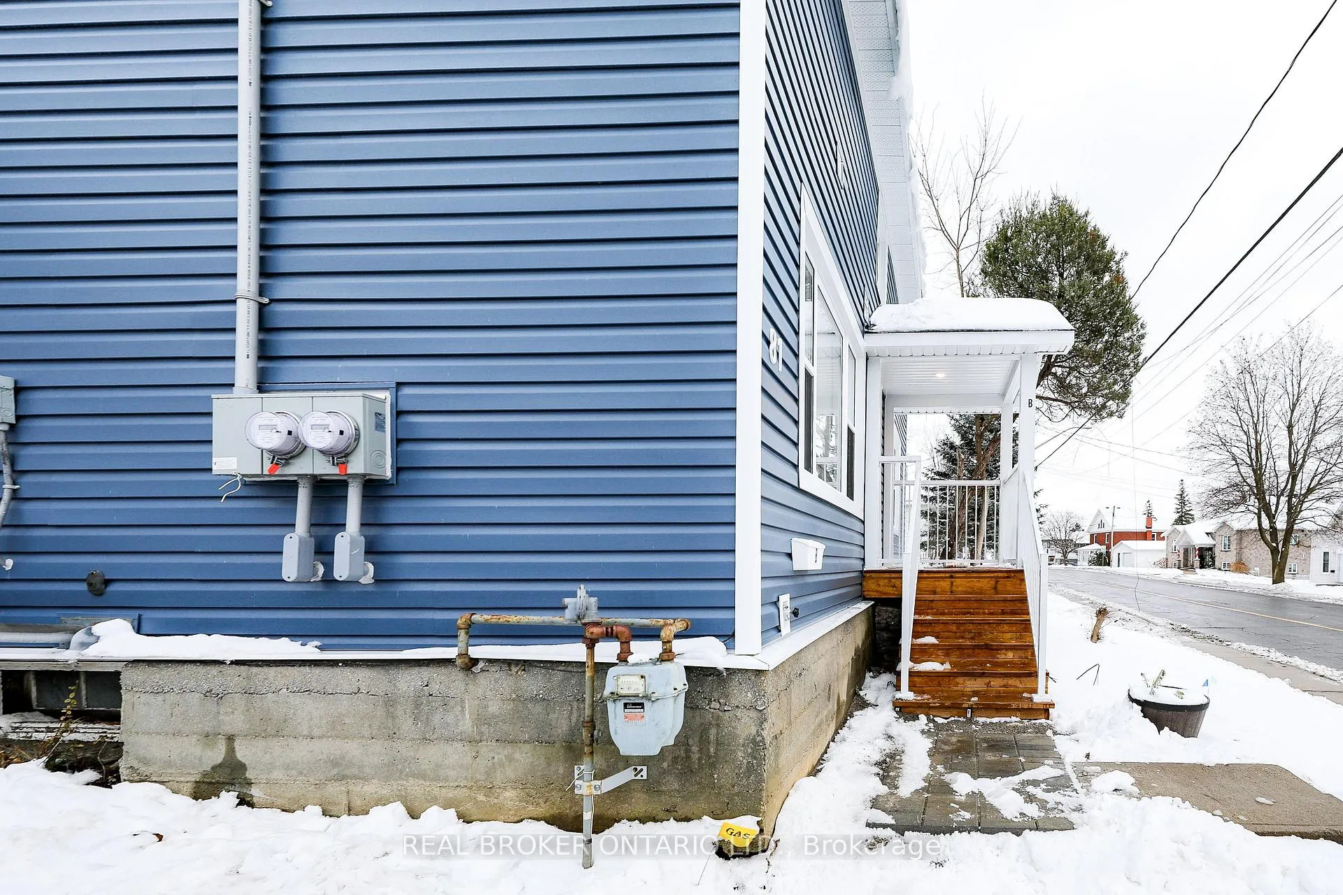Photo 3 of Unit B, 81 Queen Street, Smiths Falls — HOMEH