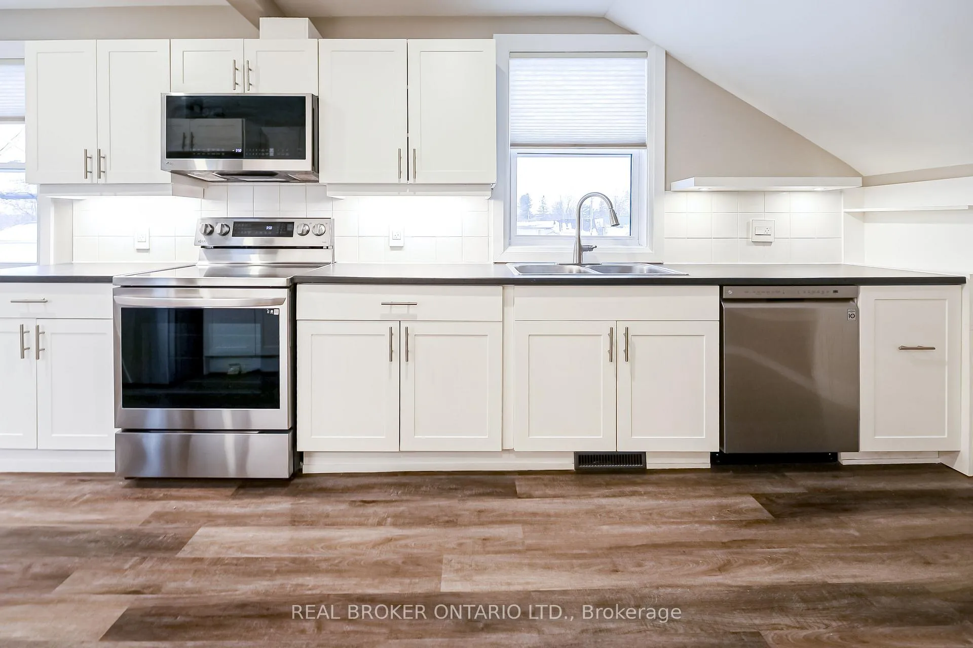 Photo 6 of Unit B, 81 Queen Street, Smiths Falls — HOMEH