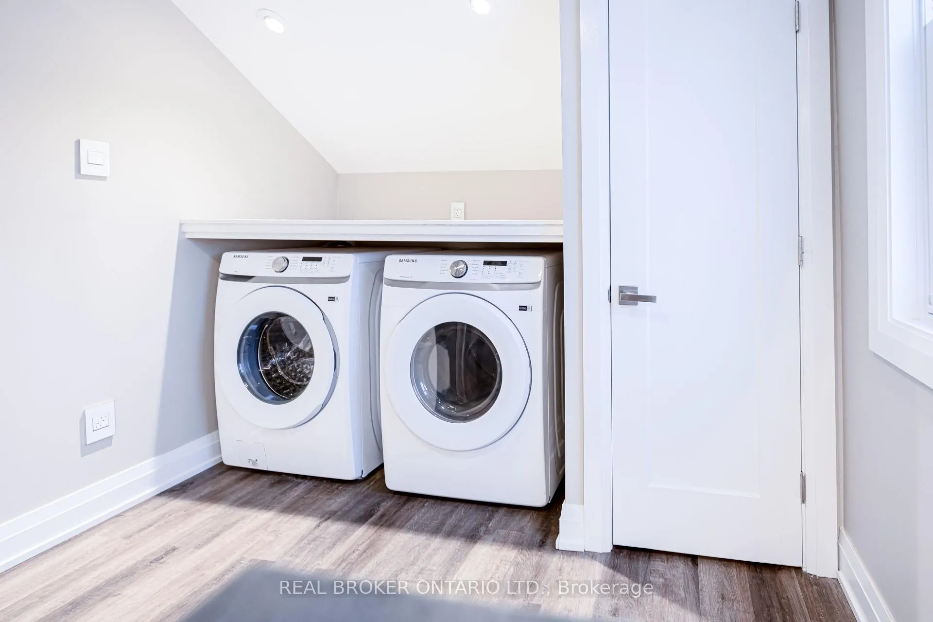 Photo 10 of Unit B, 81 Queen Street, Smiths Falls — HOMEH