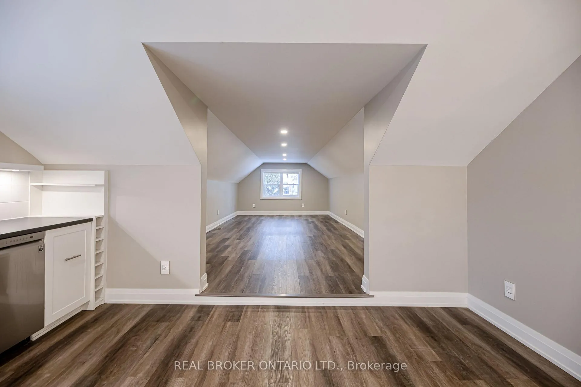 Photo 11 of Unit B, 81 Queen Street, Smiths Falls — HOMEH