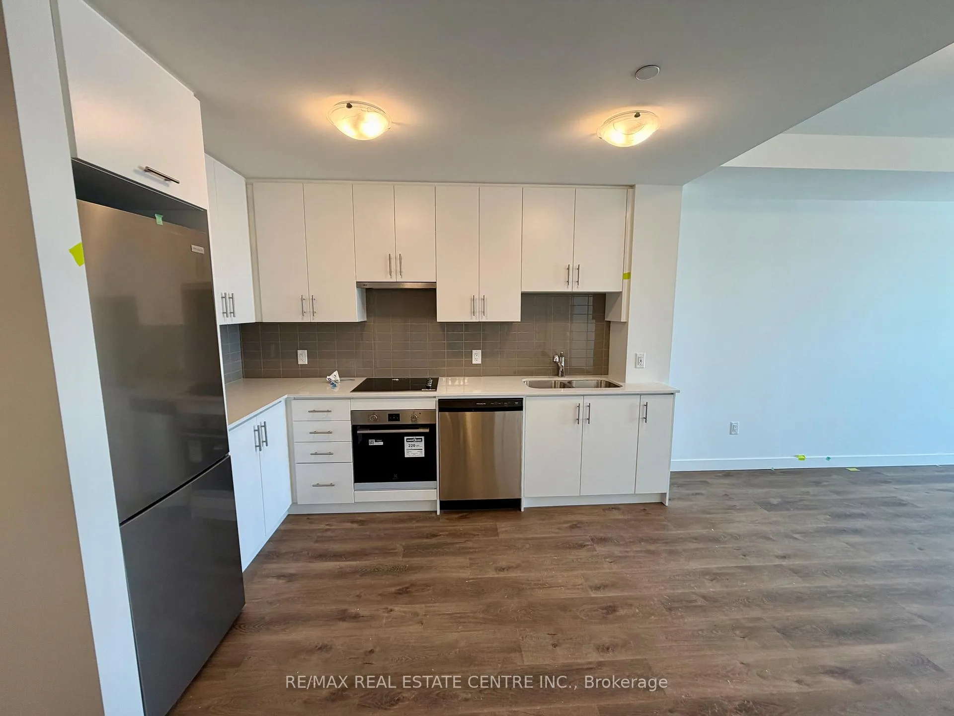 Photo 5 of Unit 910, 461 Green Road, Hamilton, Lakeshore — HOMEH