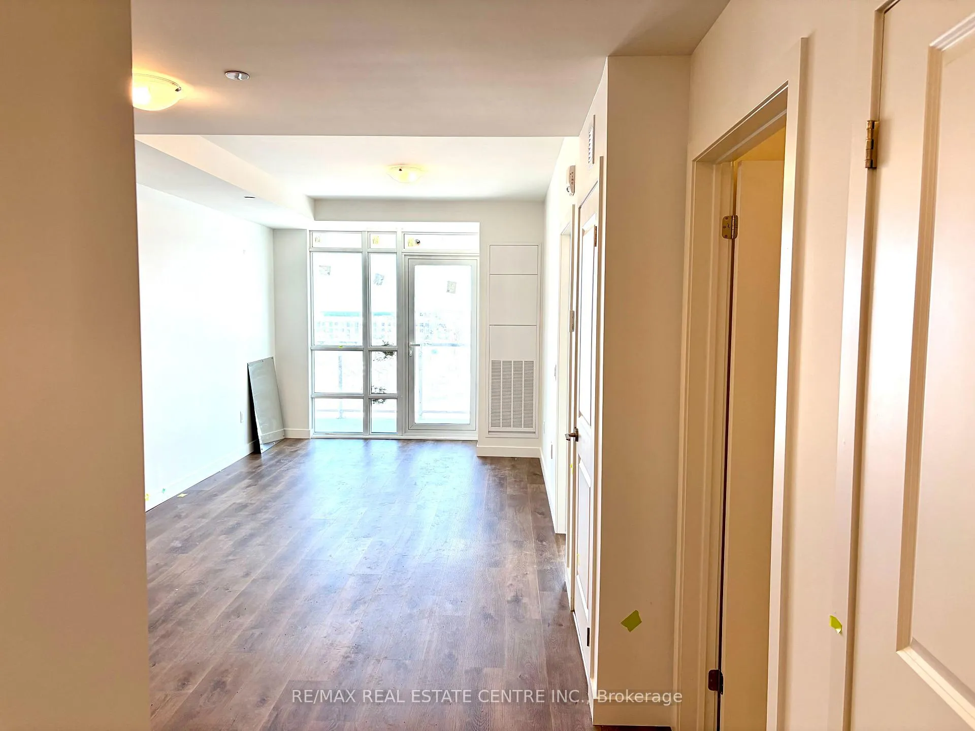 Photo 6 of Unit 910, 461 Green Road, Hamilton, Lakeshore — HOMEH
