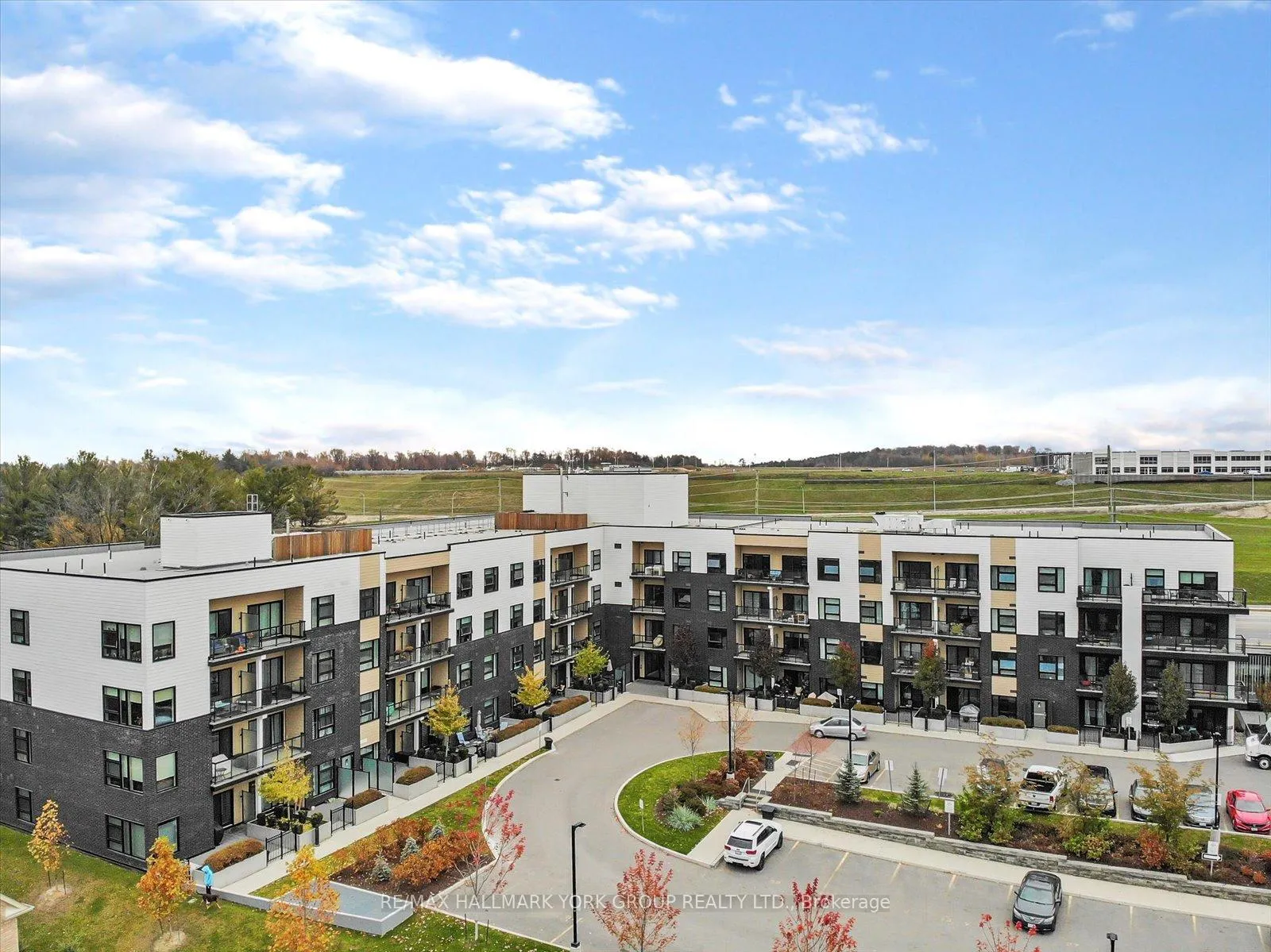 Photo 3 of Unit 35, 555 William Graham Drive, Aurora, Rural Aurora — HOMEH