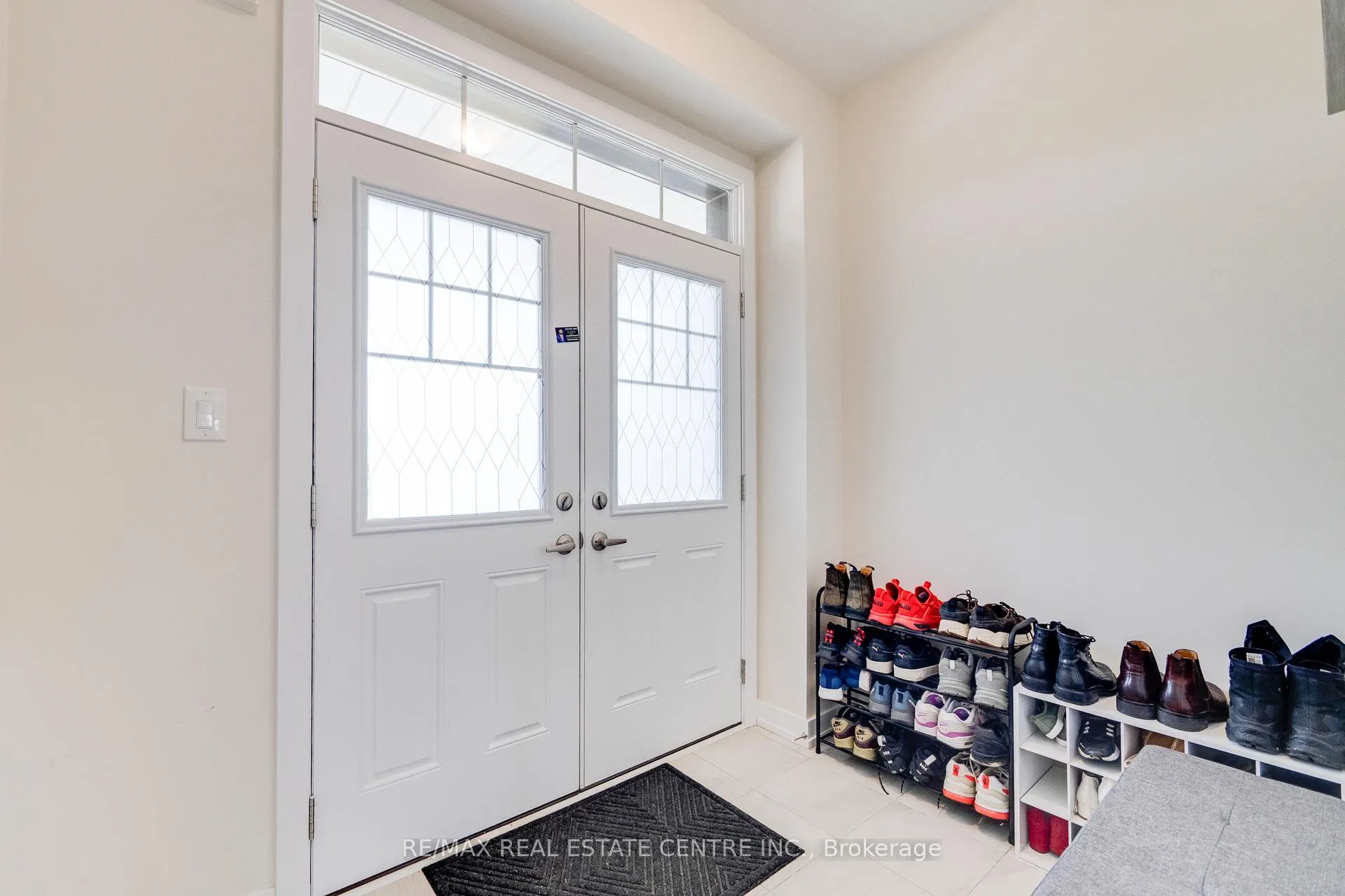 Photo 5 of 54 Lilac Circle, Haldimand — HOMEH