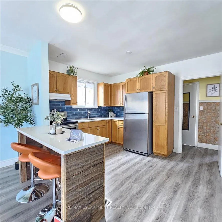 Photo 6 of 25 Augusta Avenue, St. Catharines, Facer — HOMEH