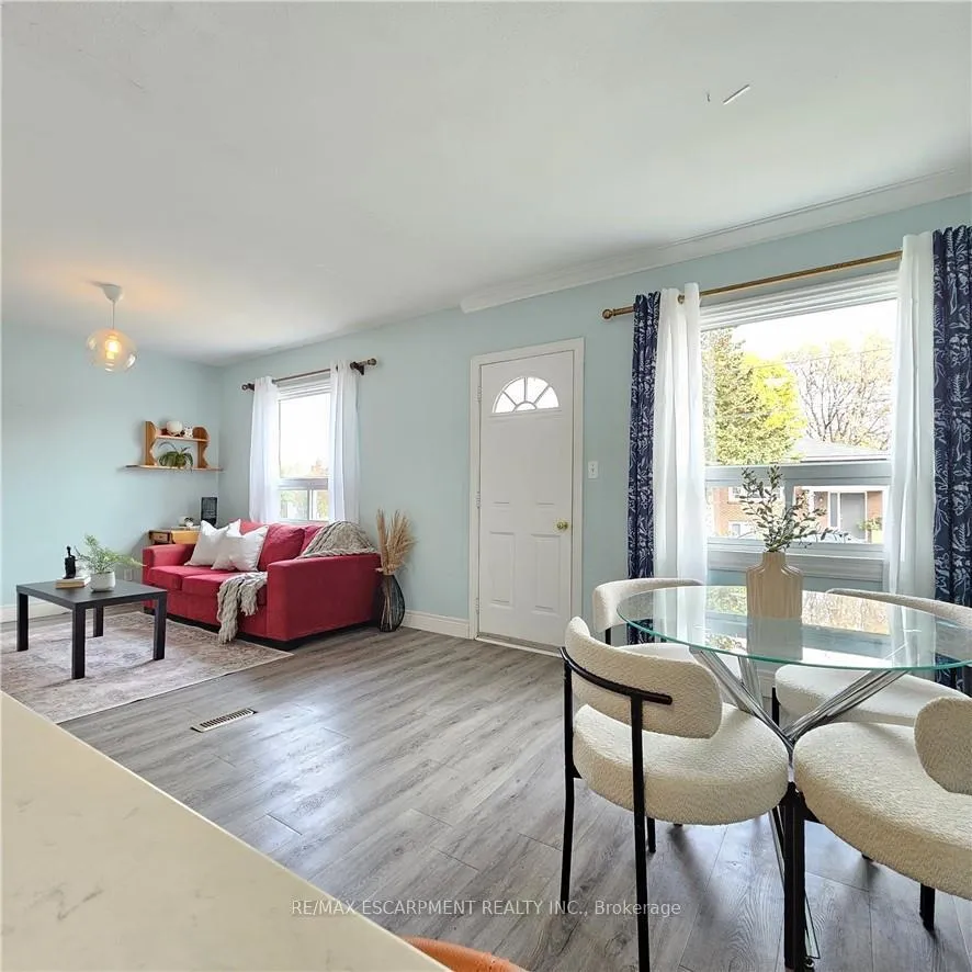 Photo 10 of 25 Augusta Avenue, St. Catharines, Facer — HOMEH