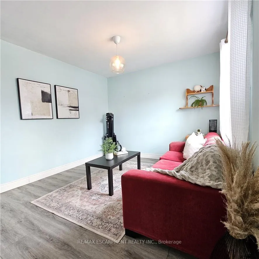 Photo 13 of 25 Augusta Avenue, St. Catharines, Facer — HOMEH