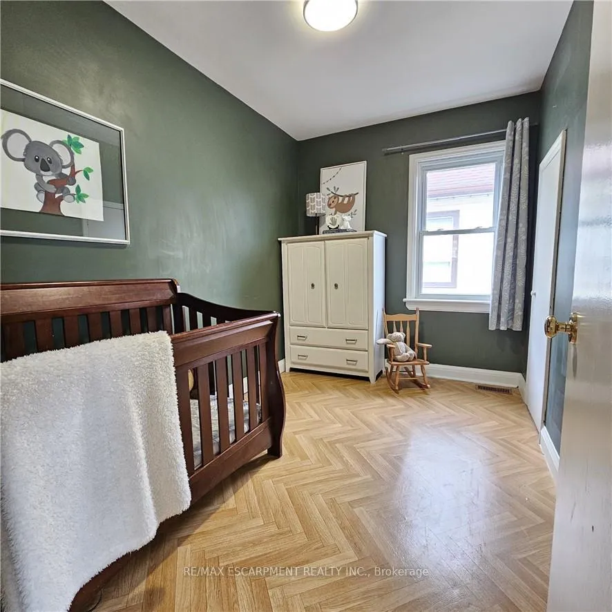 Photo 16 of 25 Augusta Avenue, St. Catharines, Facer — HOMEH