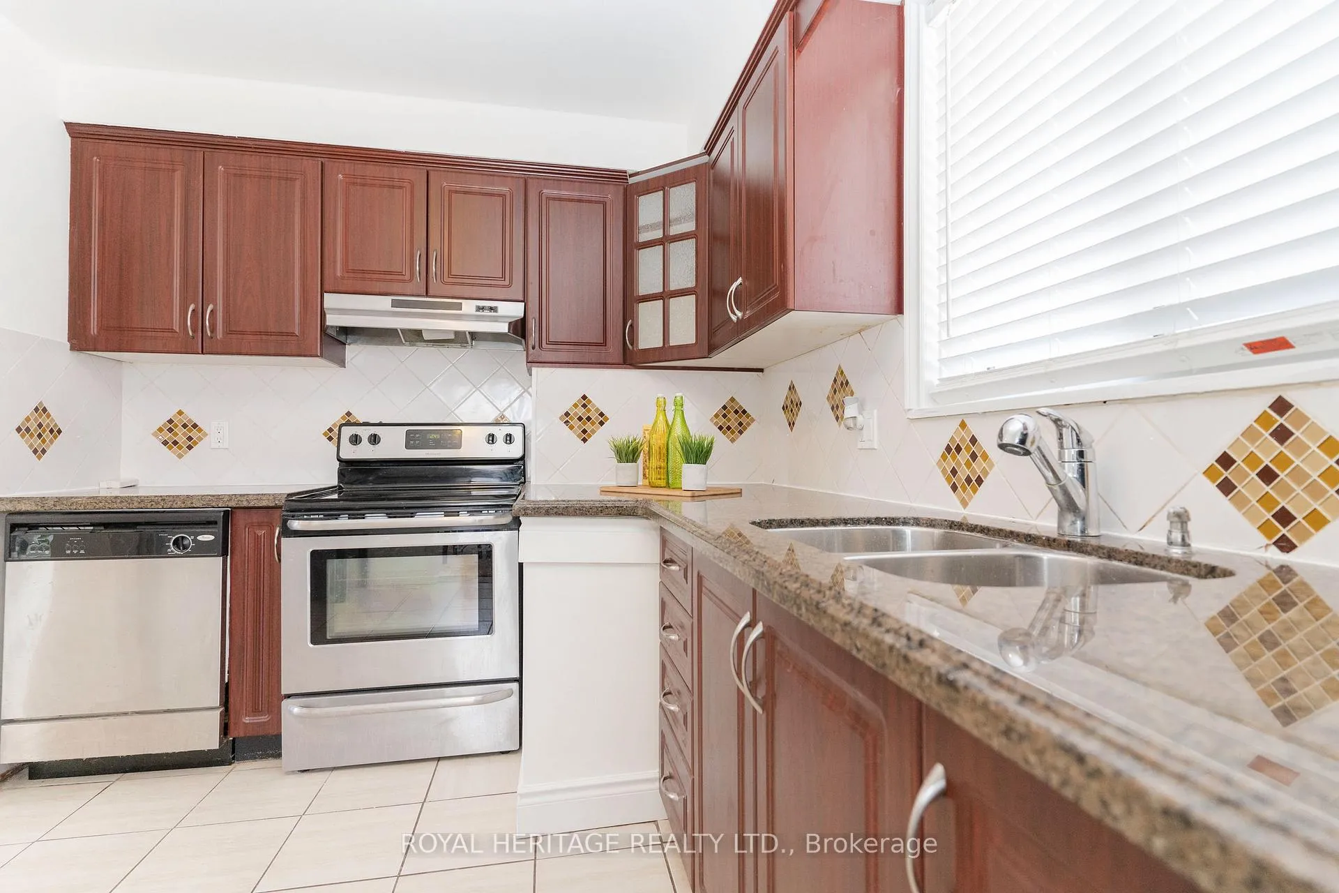 Photo 11 of 55 Bridgenorth Crescent, Etobicoke, Thistletown-Beaumonde Heights — HOMEH