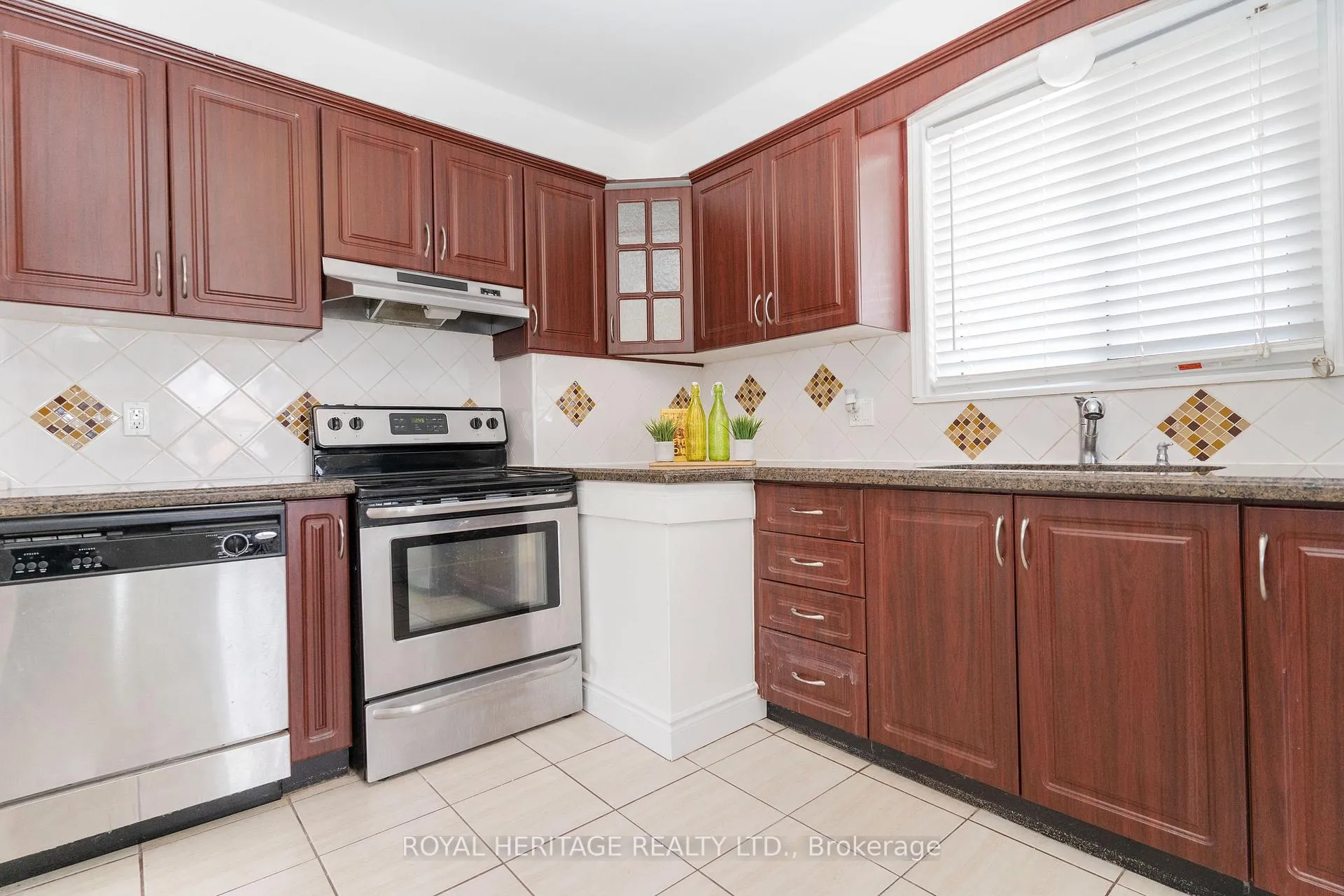 Photo 13 of 55 Bridgenorth Crescent, Etobicoke, Thistletown-Beaumonde Heights — HOMEH