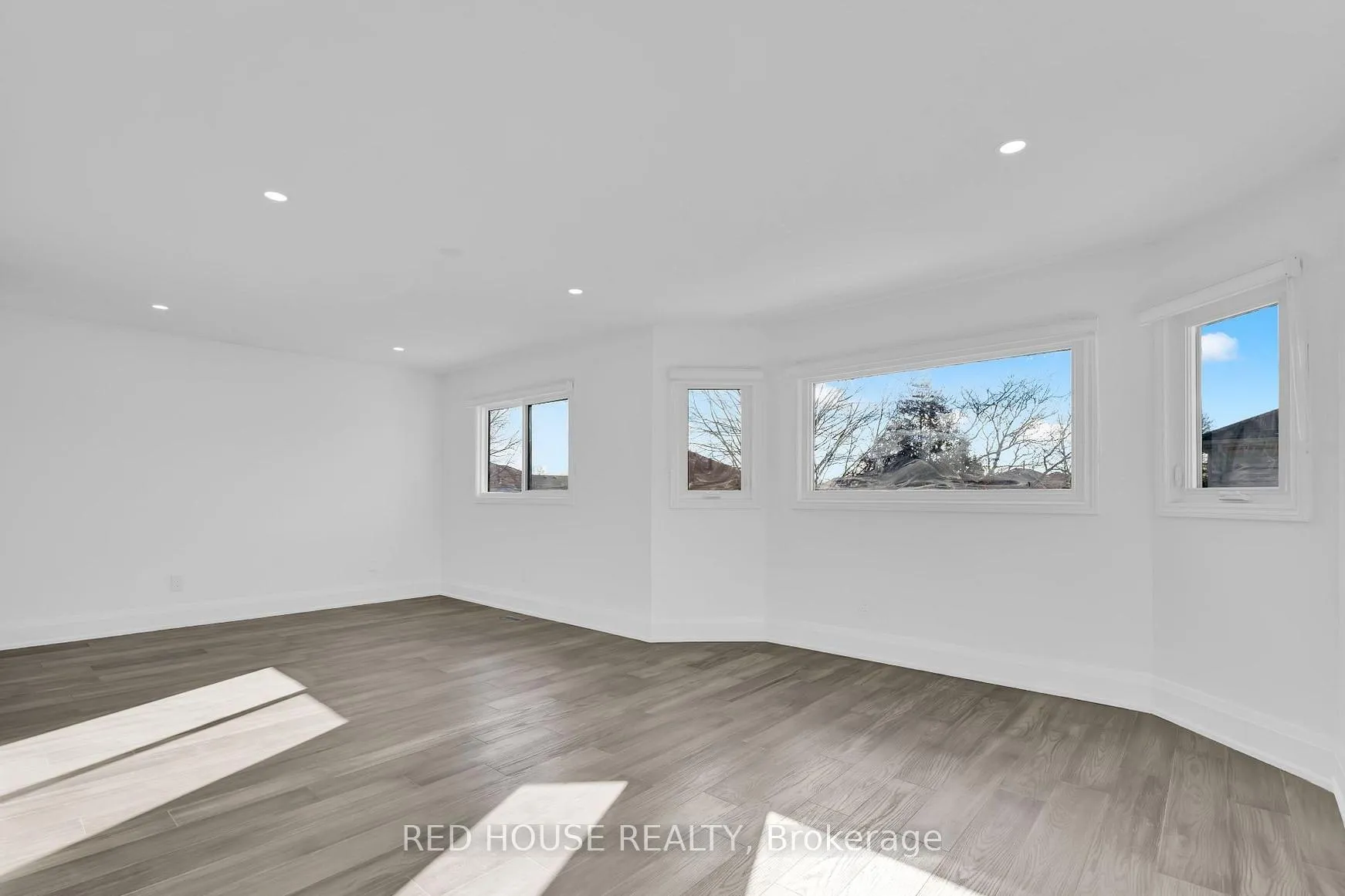 Photo 4 of 985 Sandcliff Drive, Oshawa, Pinecrest — HOMEH