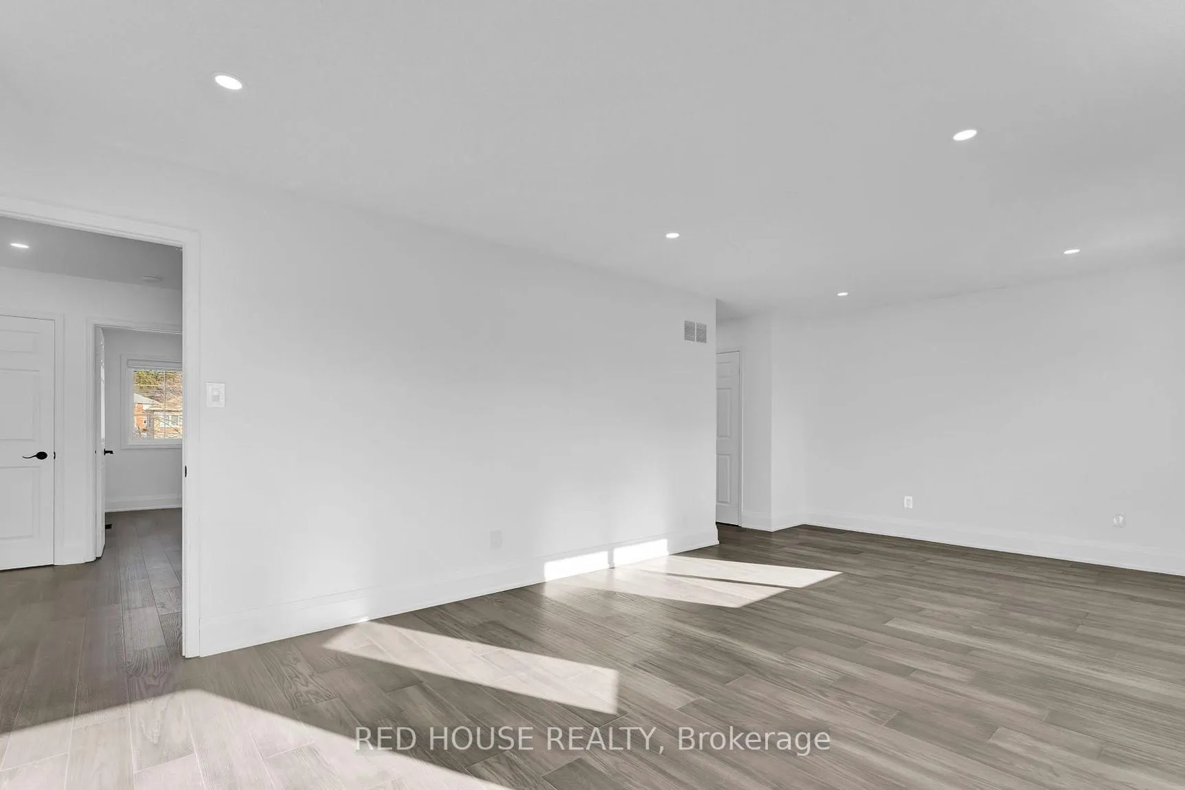 Photo 5 of 985 Sandcliff Drive, Oshawa, Pinecrest — HOMEH