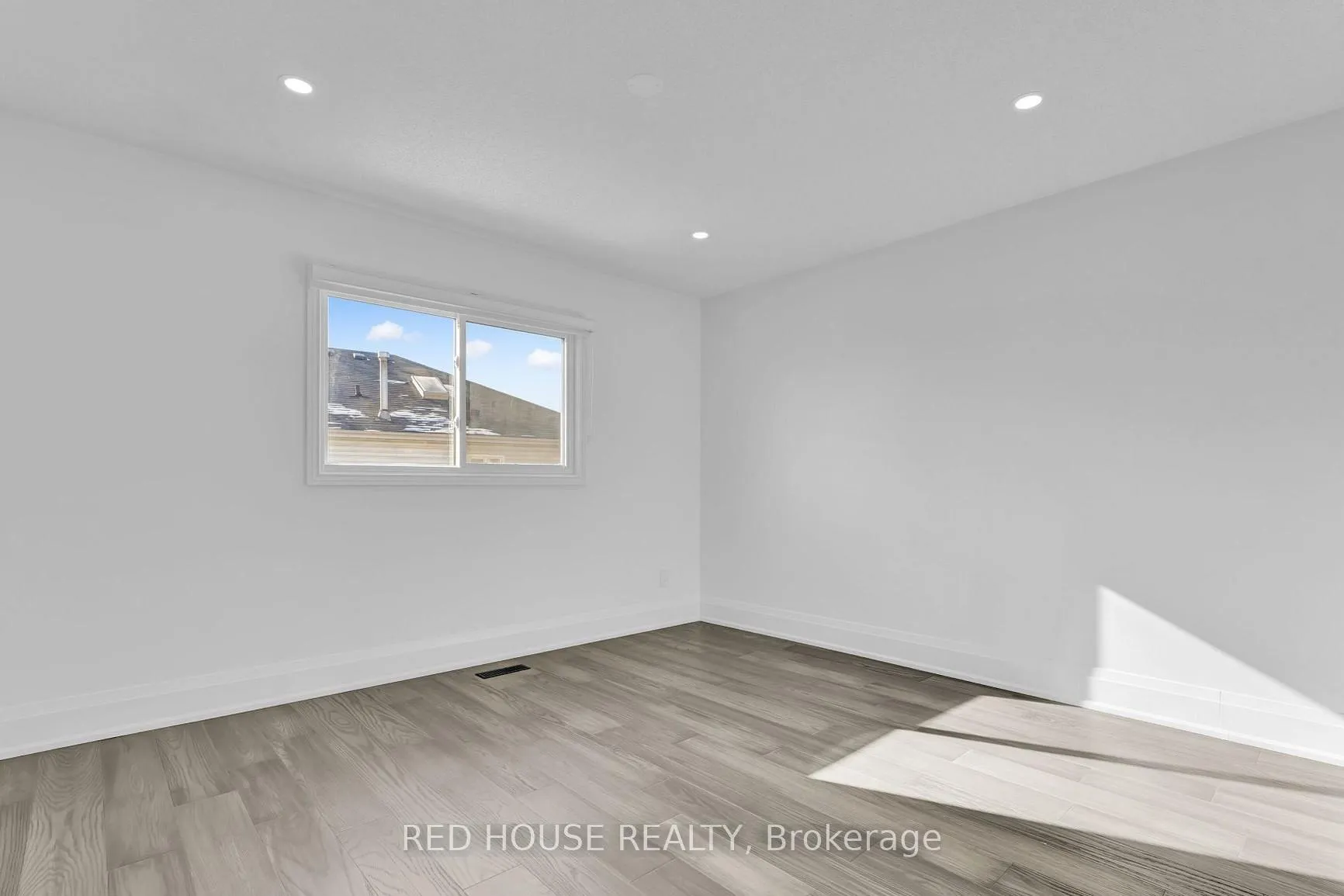Photo 9 of 985 Sandcliff Drive, Oshawa, Pinecrest — HOMEH