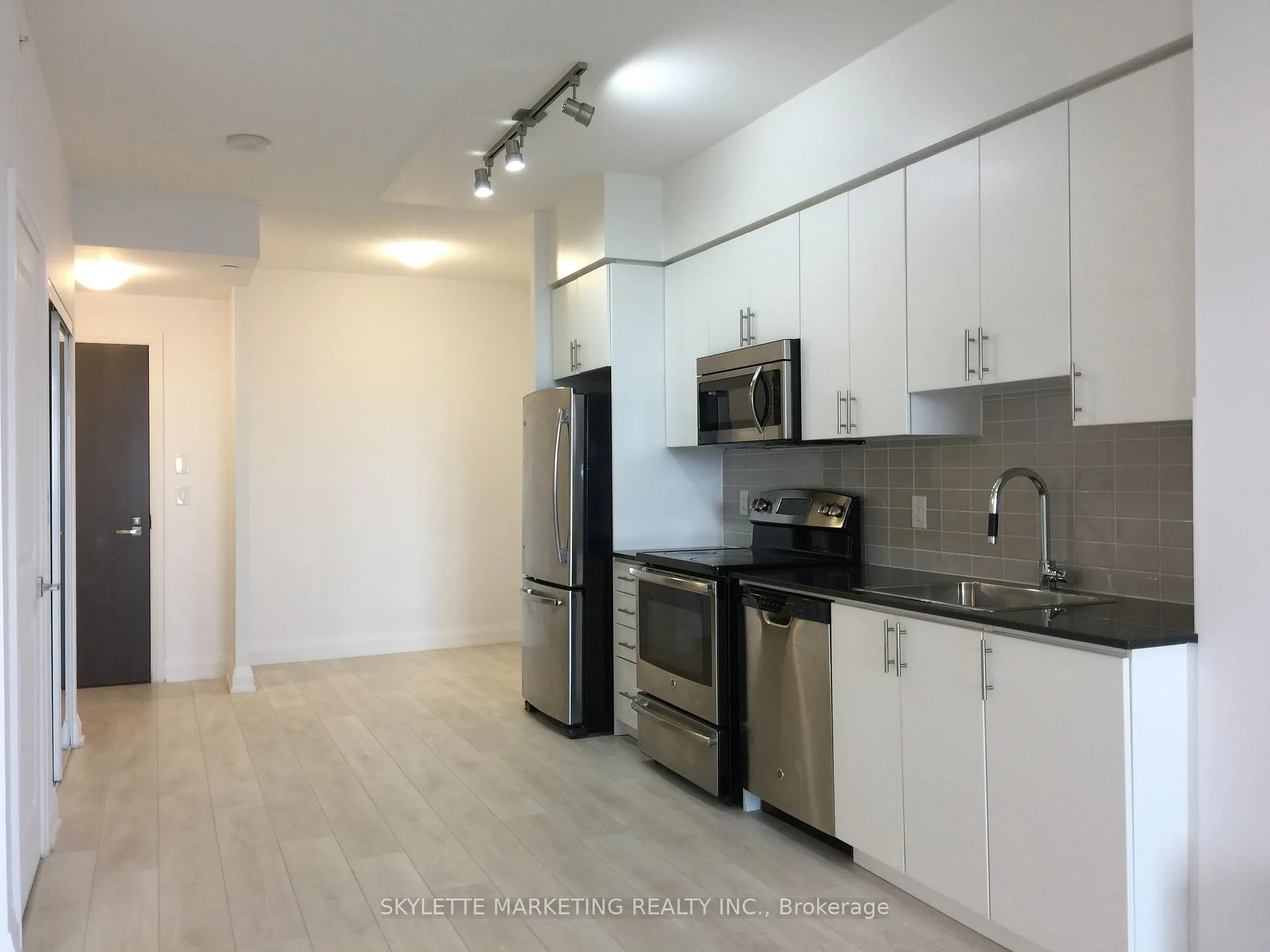Photo 4 of Unit #1427, 7161 Yonge Street, Markham, Thornhill — HOMEH